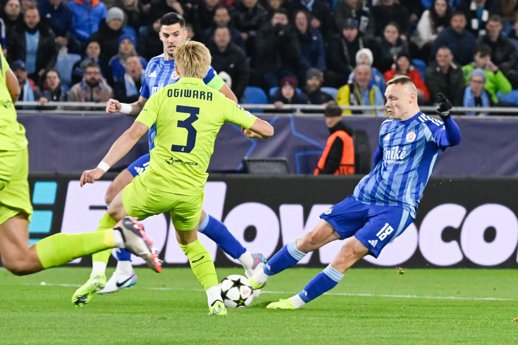 Na snímke vpravo Nino Marcelli (Slovan) a Takuja Ogiwara (druhý zľava) z Dinama Záhreb.