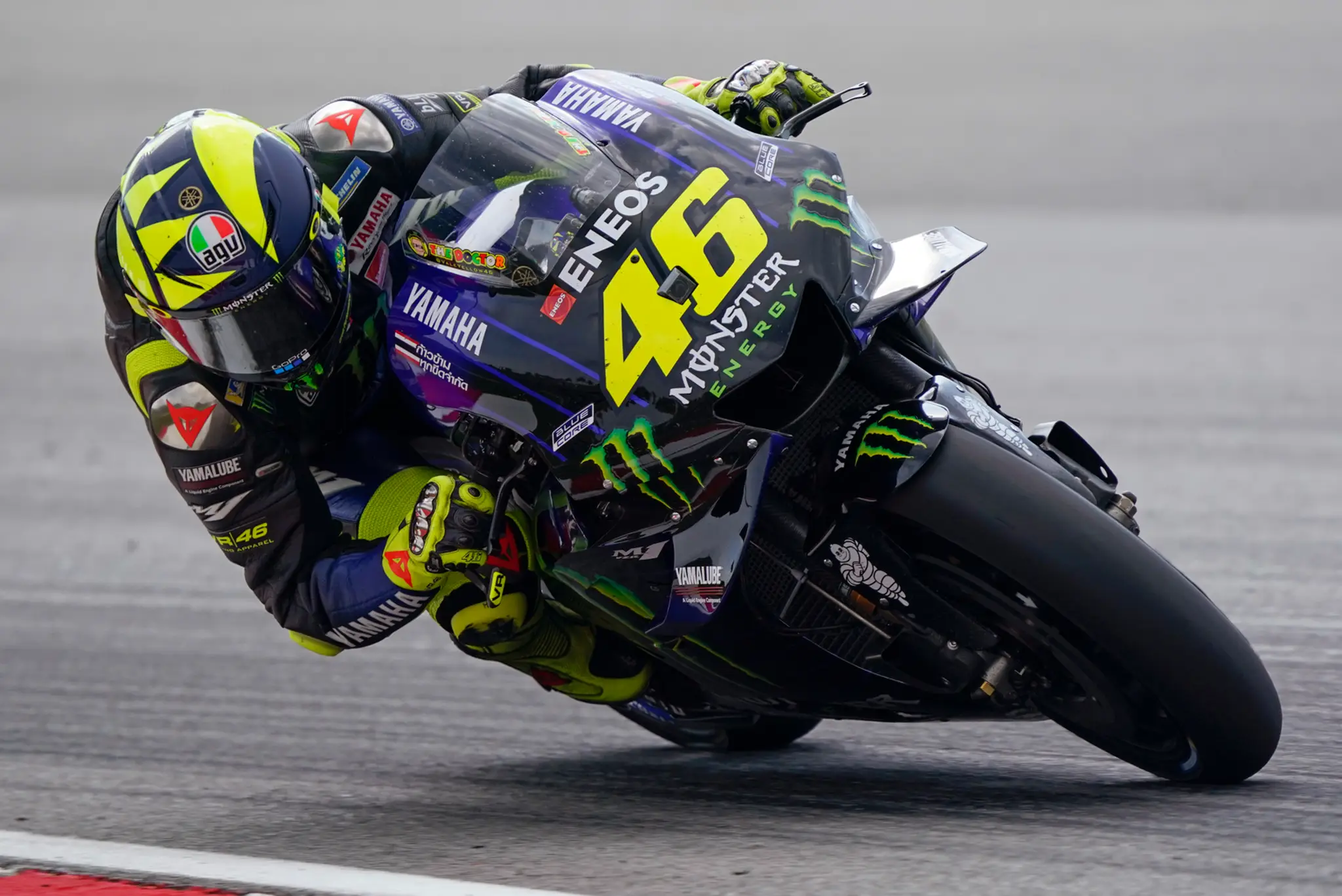 Talian Valentino Rossi na trati počas preteku triedy MotoGP na Veľkej cene Malajzie.