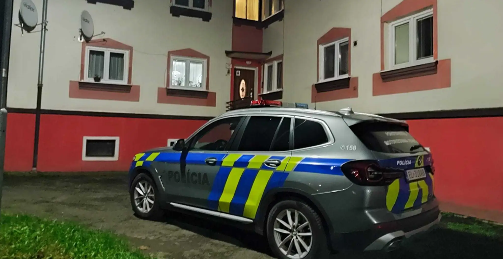 Na snímke policajné auto.
