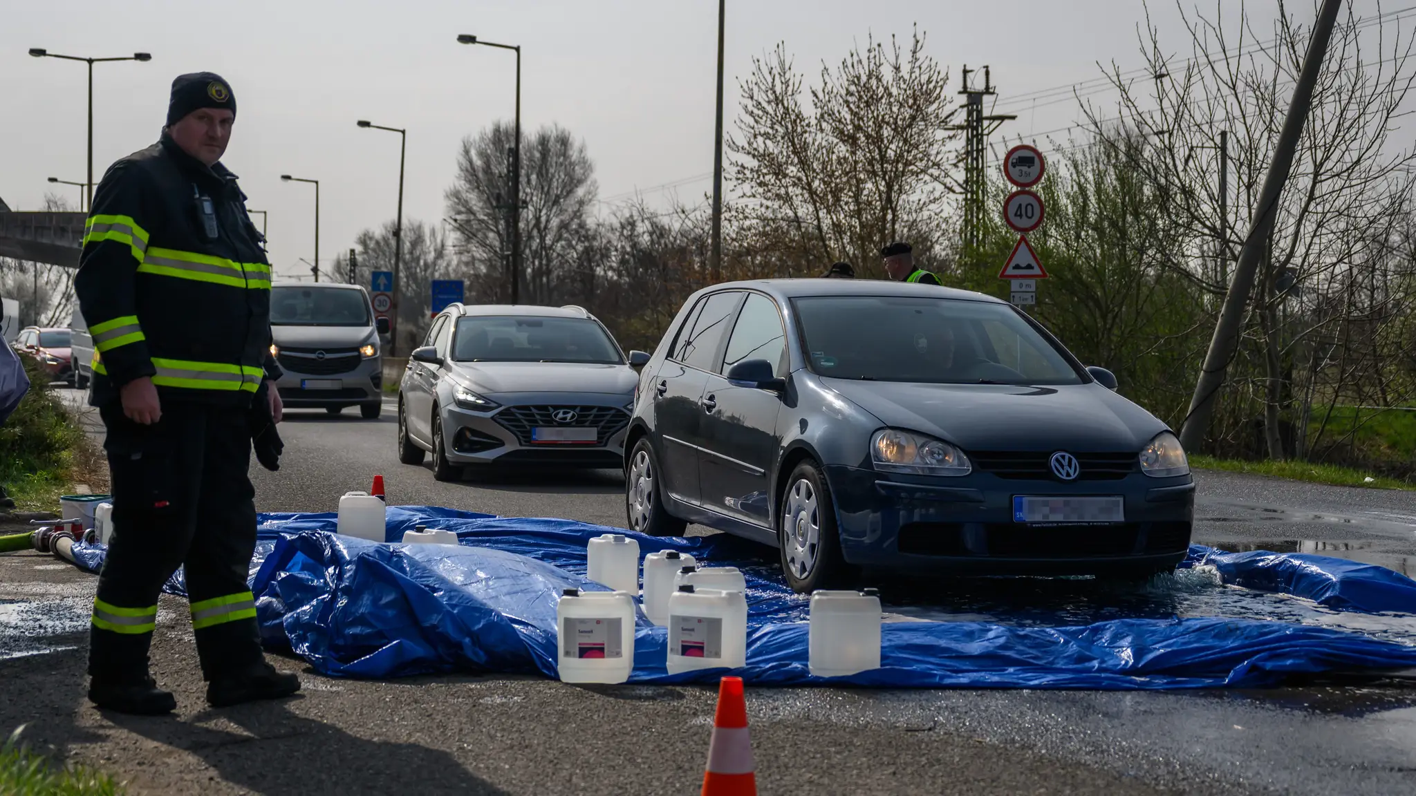 Policajti pre slintačku a krívačku zastavujú vozidlá na hraničných priechodoch