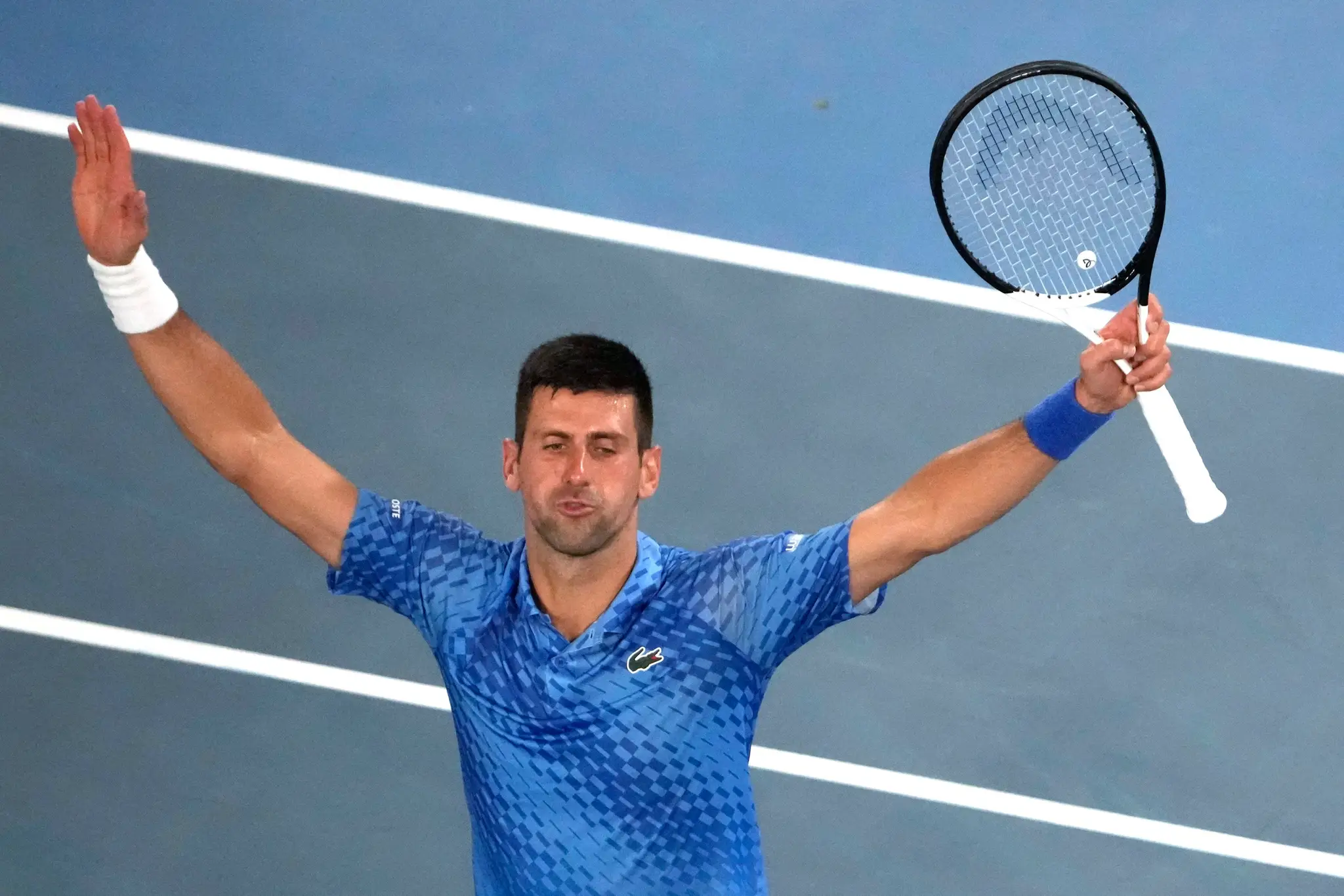 Novak Djokovič oslavuje postup do finále.