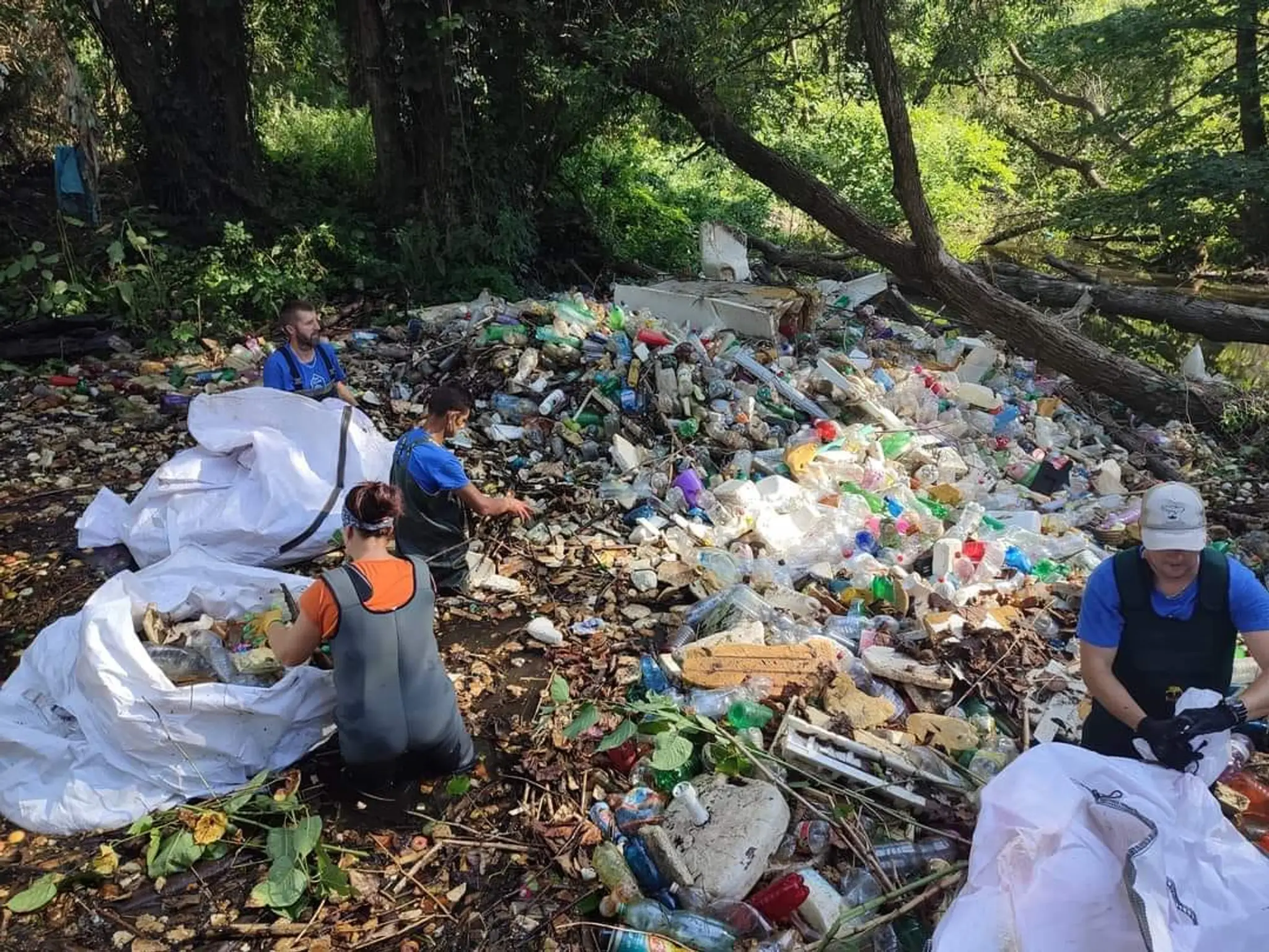 Čierna skládka v obci Jasov