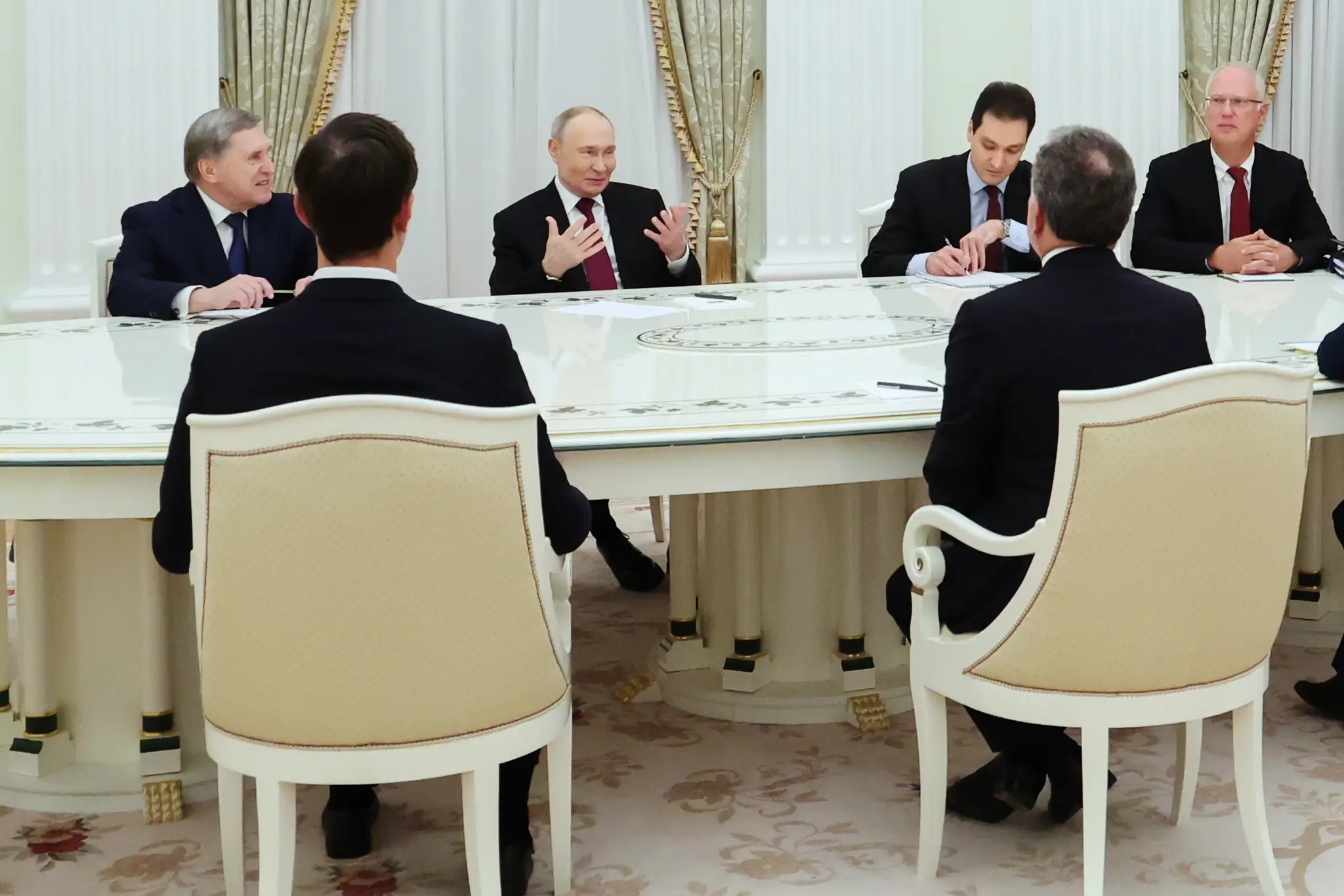Na snímke ruský prezident Vladimir Putin (v strede) počas rokovaní s americkou delegáciou o mierovom pláne.