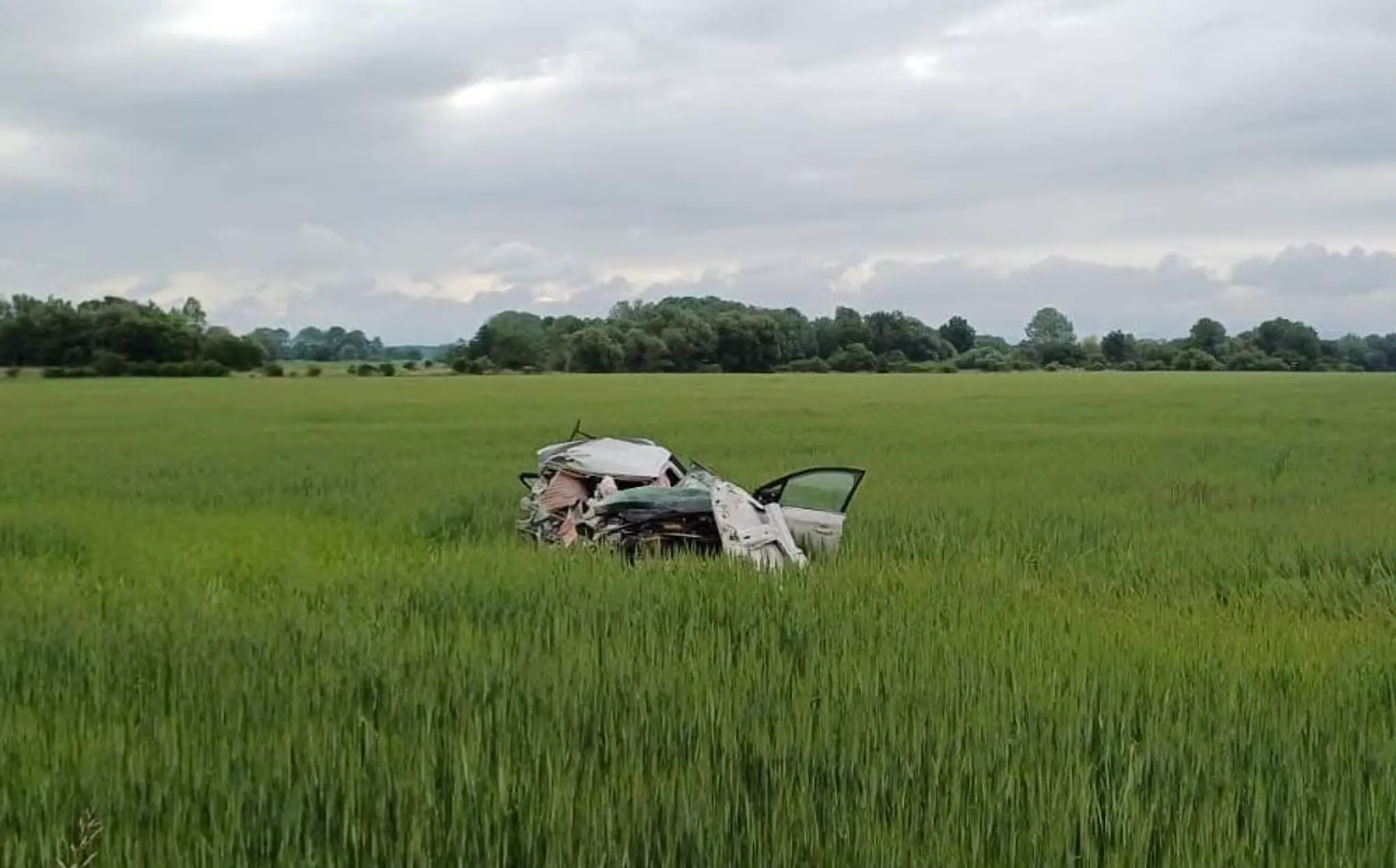 Auto sa niekoľkokrát prevrátilo a skončilo v poli.