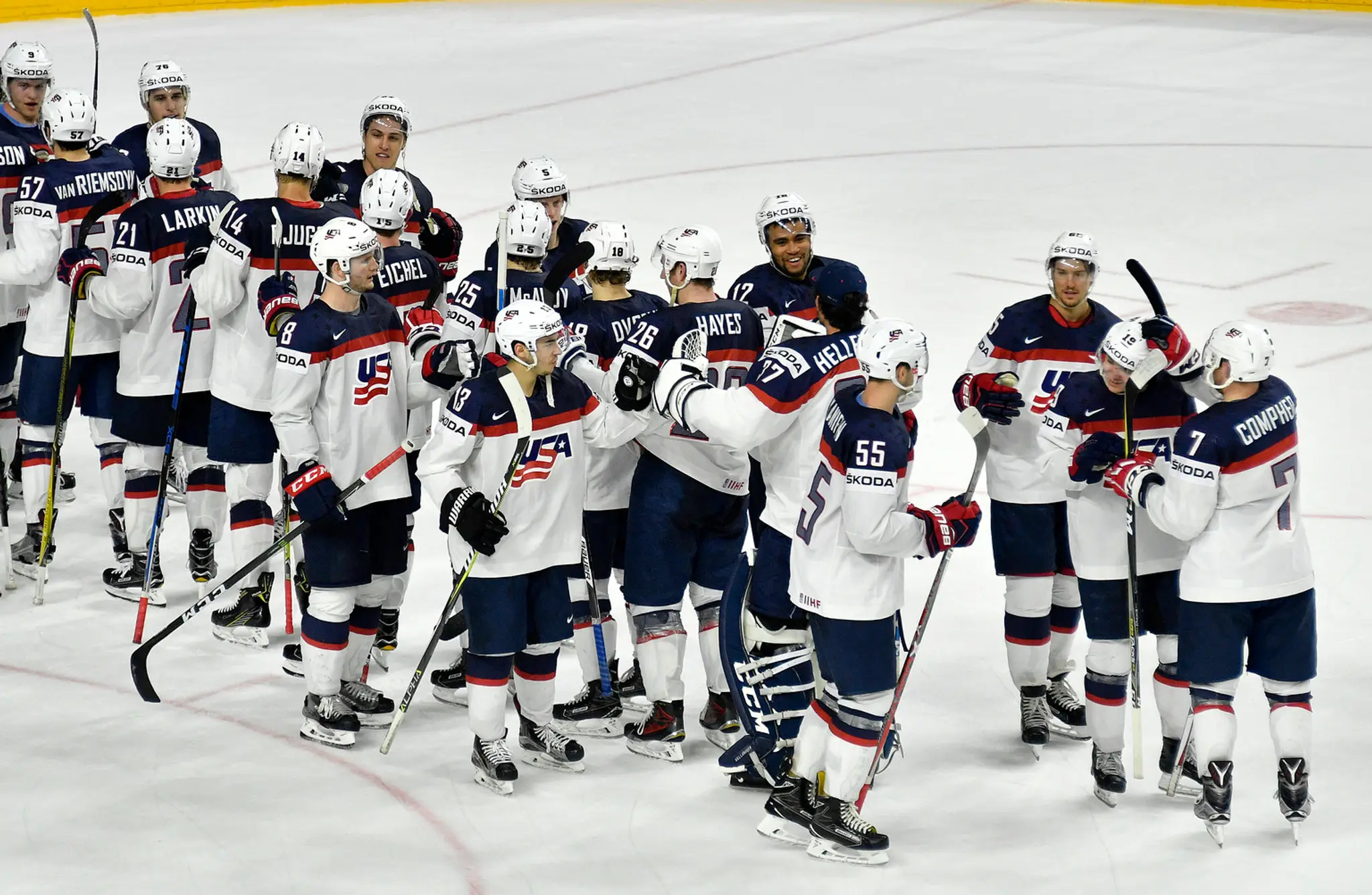 Americkí hokejisti sa tešia z víťazstva nad Ruskom v stretnutí MS 2017.