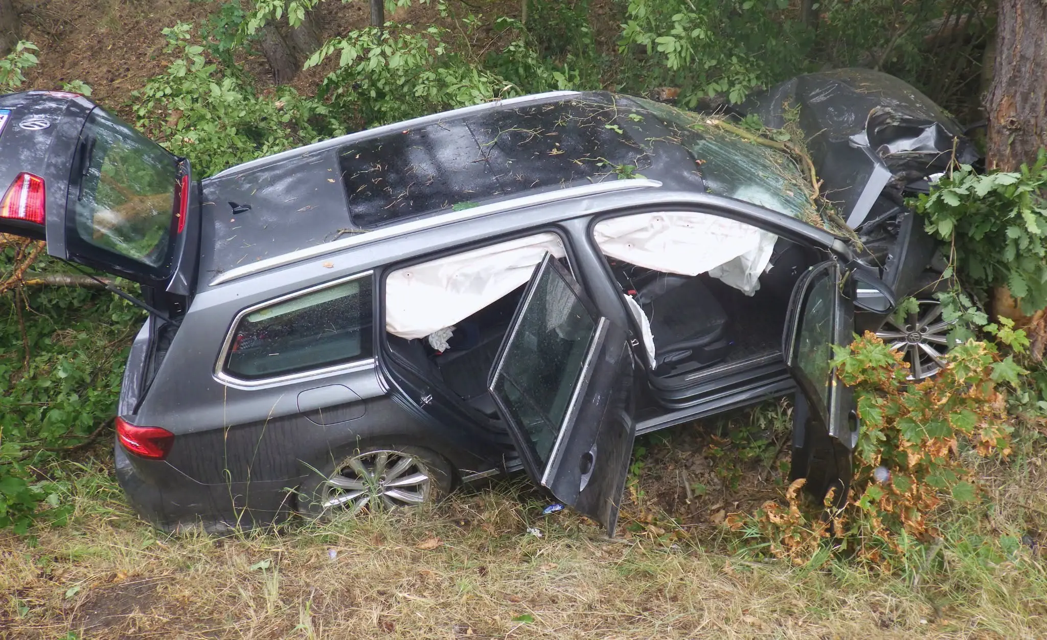 Auto vrazilo do stromu