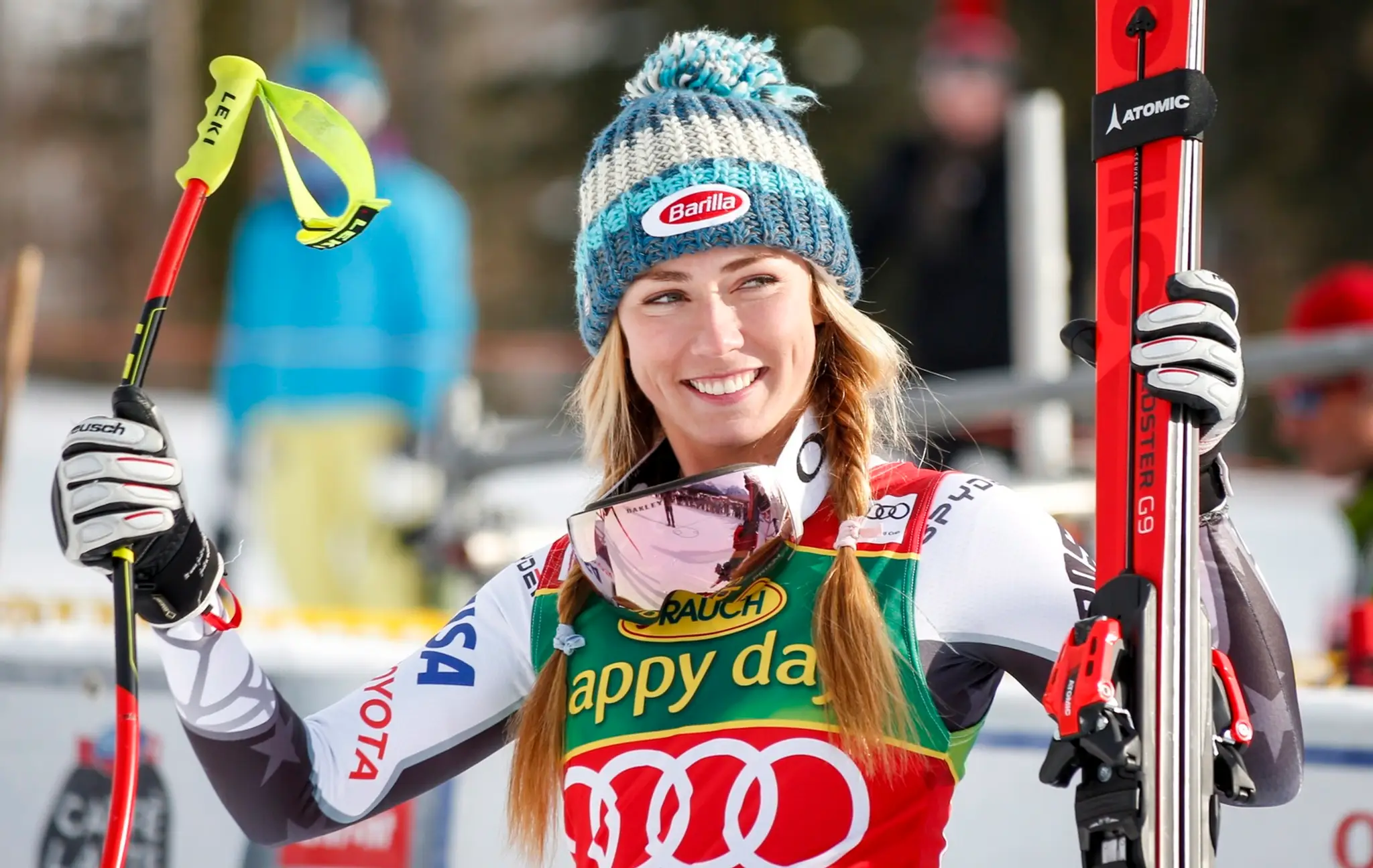 Mikaela Shiffrinová sa teší z víťazstva v superobrovskom slalome v kanadskom Lake Louise.