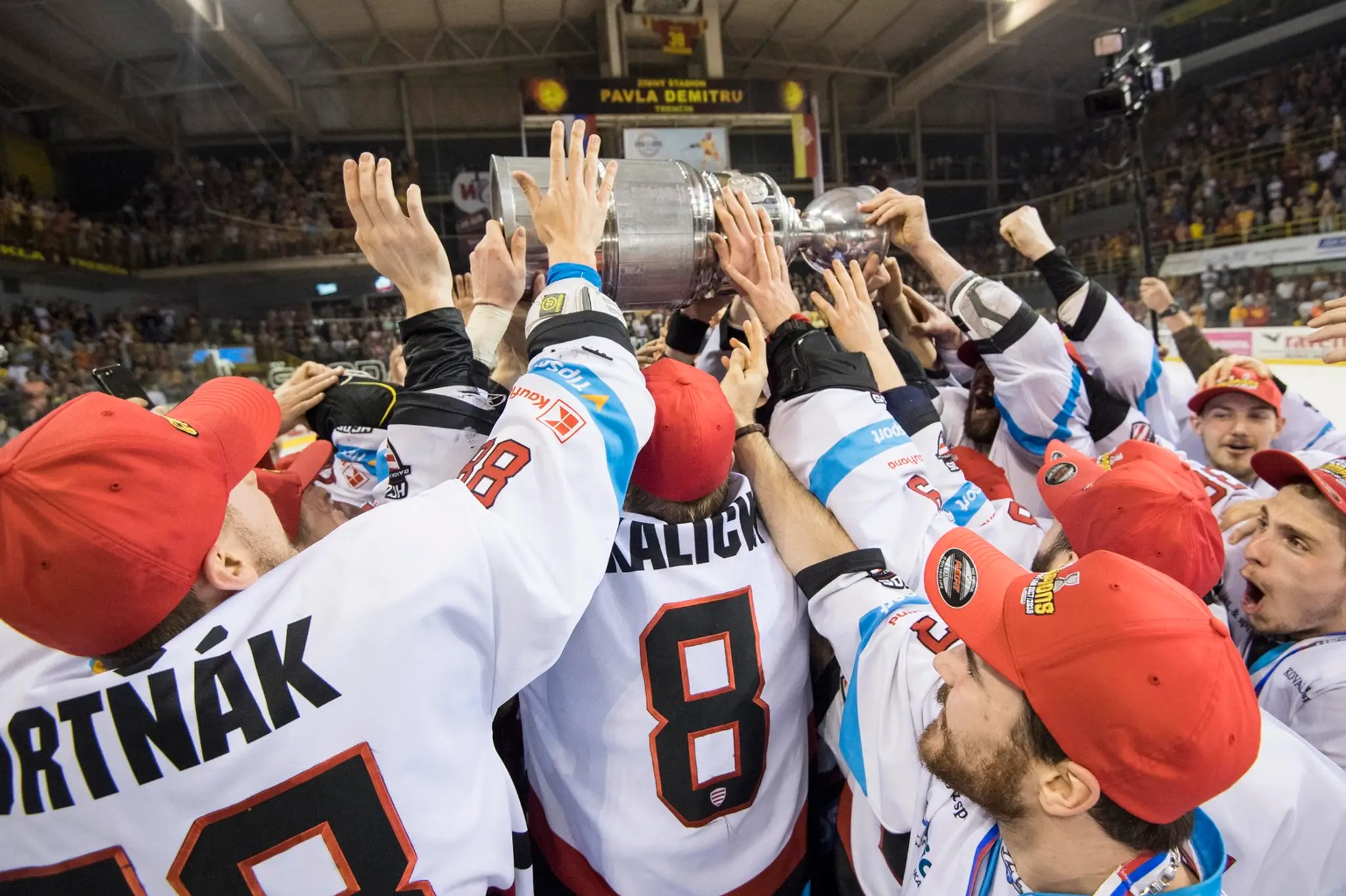 Tím HC'05 iClinic Banská Bystrica oslavuje obhajobu majstrovského titulu,