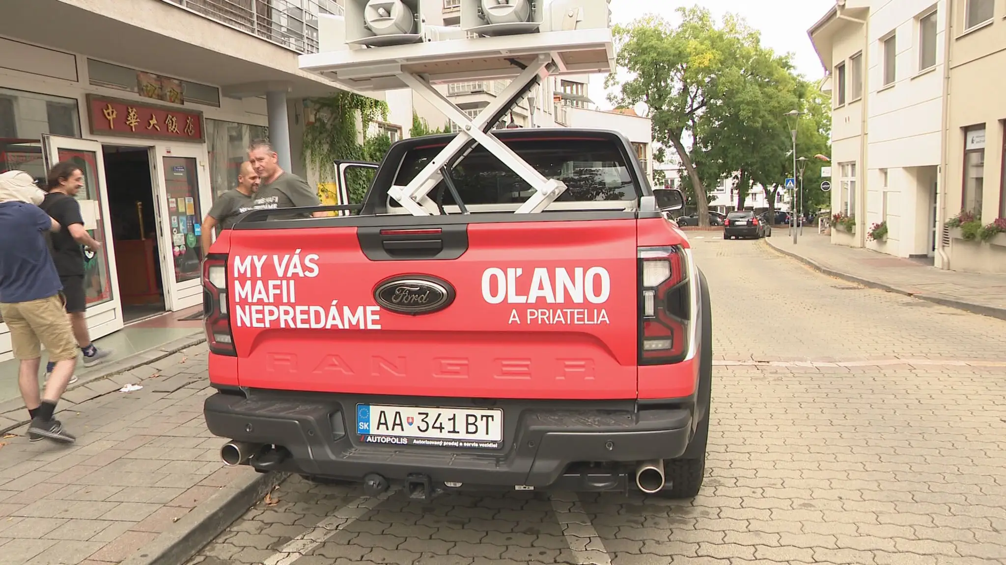 Bitka politikov má následky.