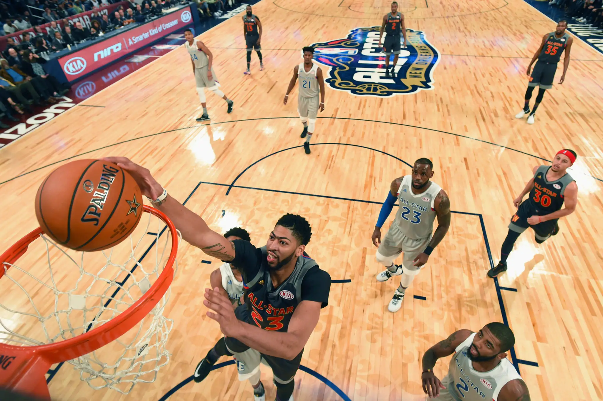 Anthony Davis predviedol aj niekoľko smečov.