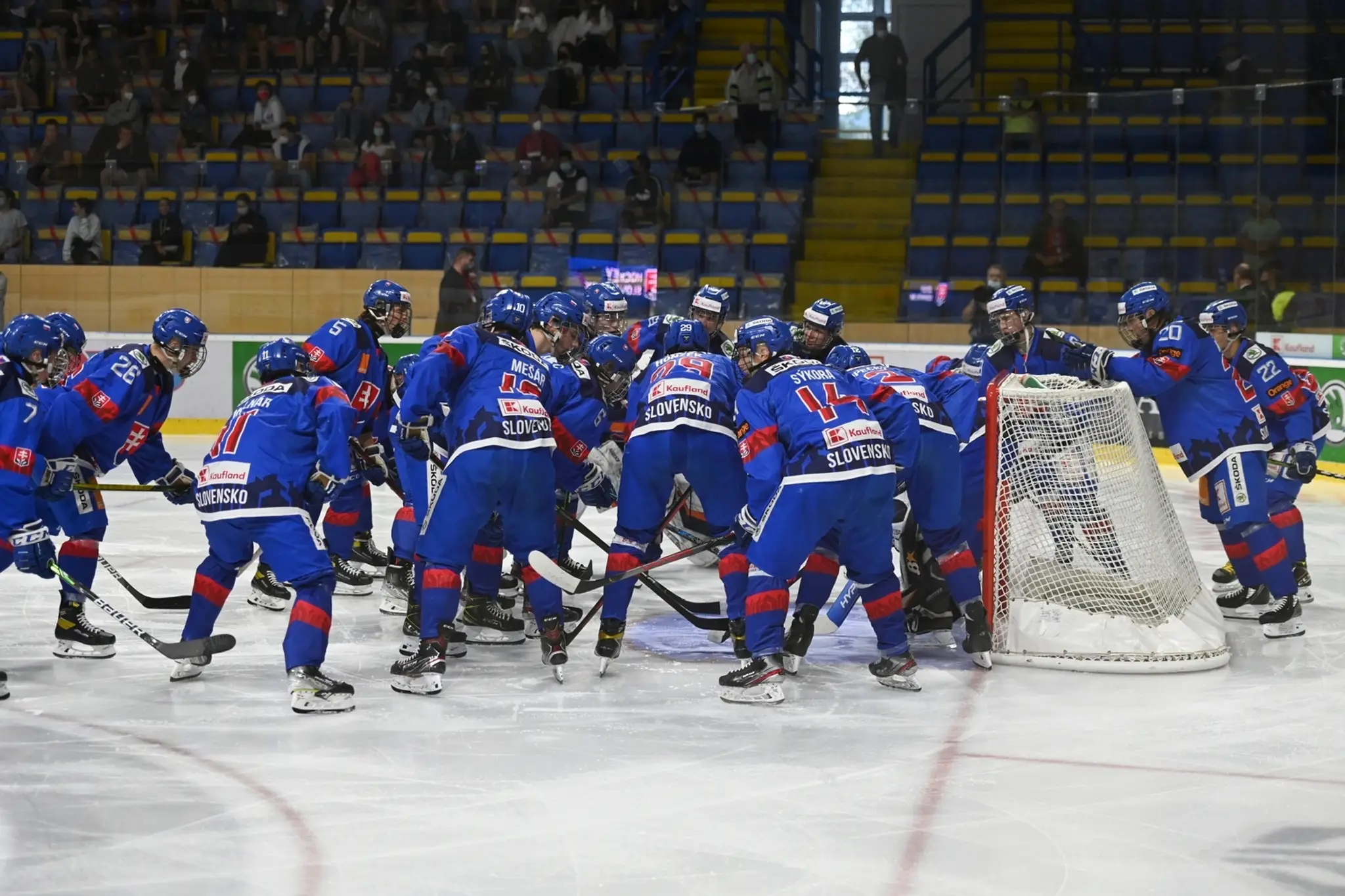 Tím Slovenska U18 počas zápasu na Hlinka Gretzky Cup proti USA.