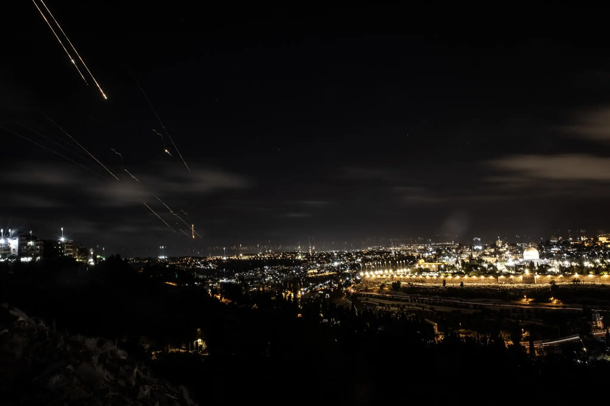 Irán zaútočil raketami na Izrael.