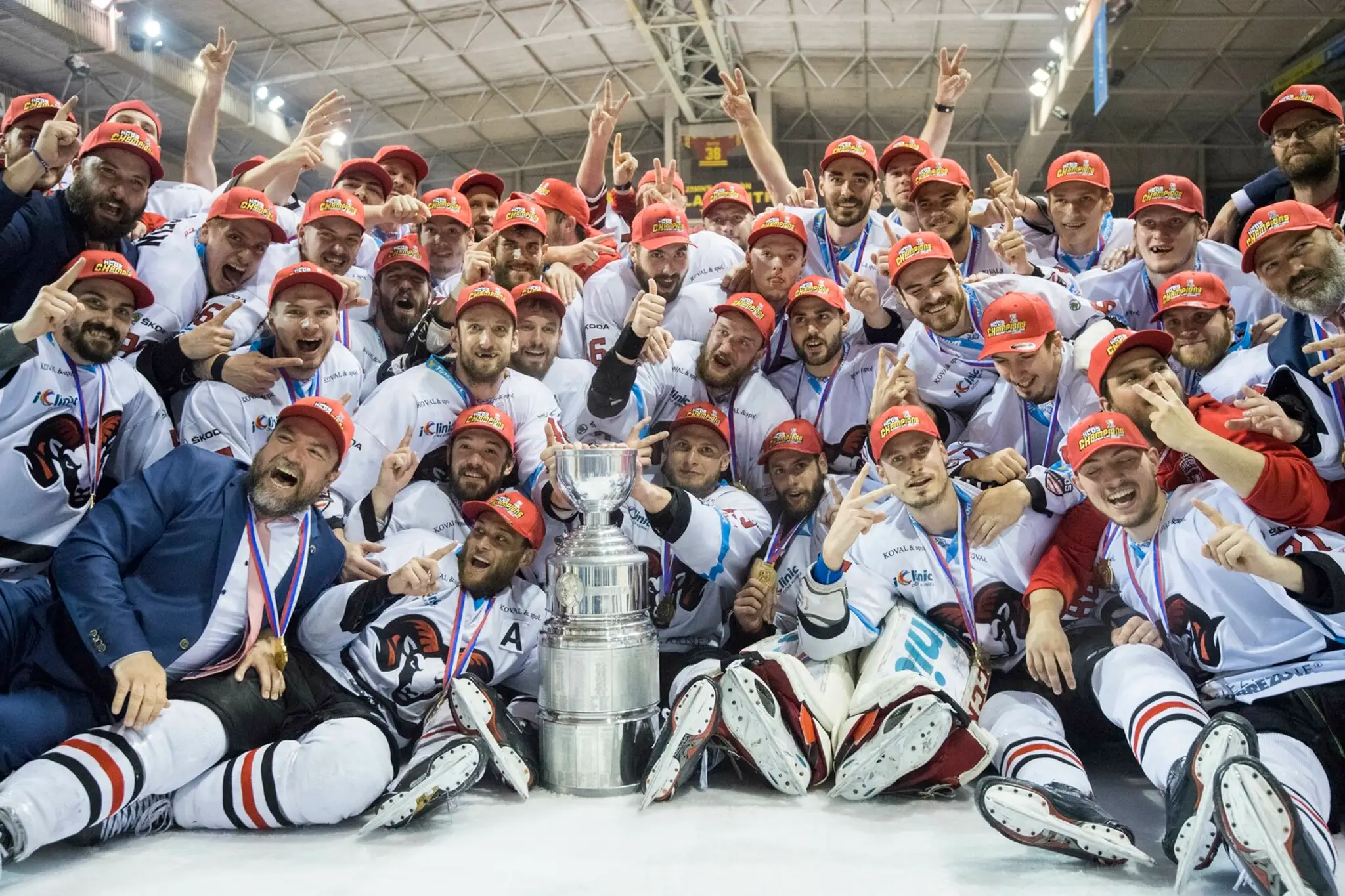 Tím HC'05 iClinic Banská Bystrica oslavuje obhajobu majstrovského titulu.