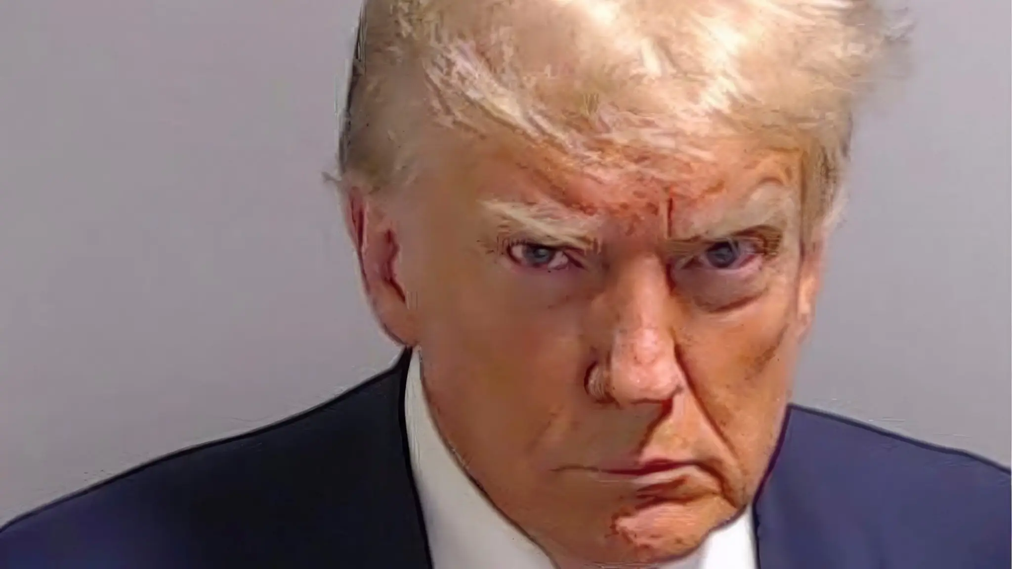 Fotografia exprezidenta USA Donalda Trumpa zhotovená vo väznici po jeho zadržaní.