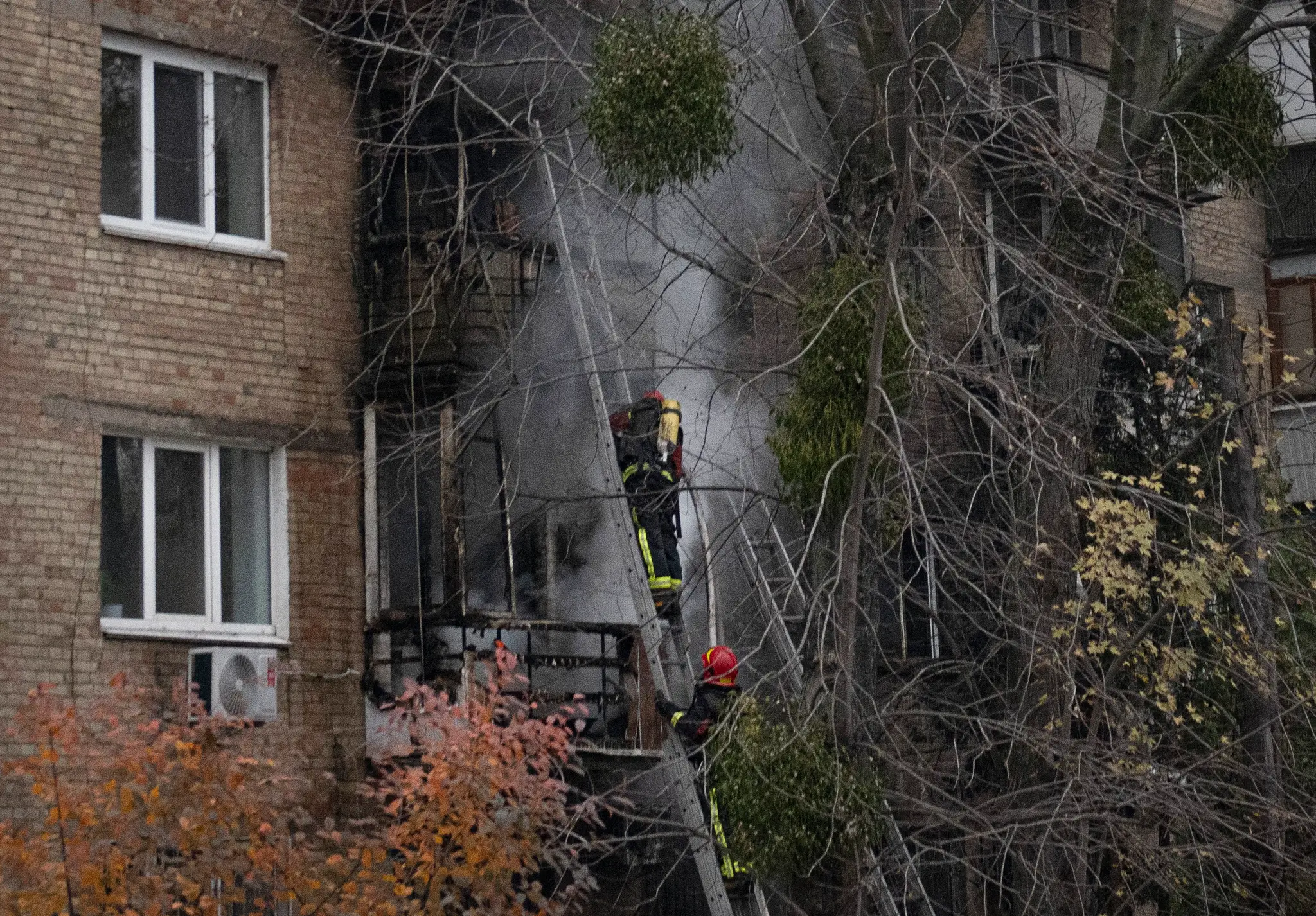 Horiaca bytovka v Kyjeve po bombardovaní.