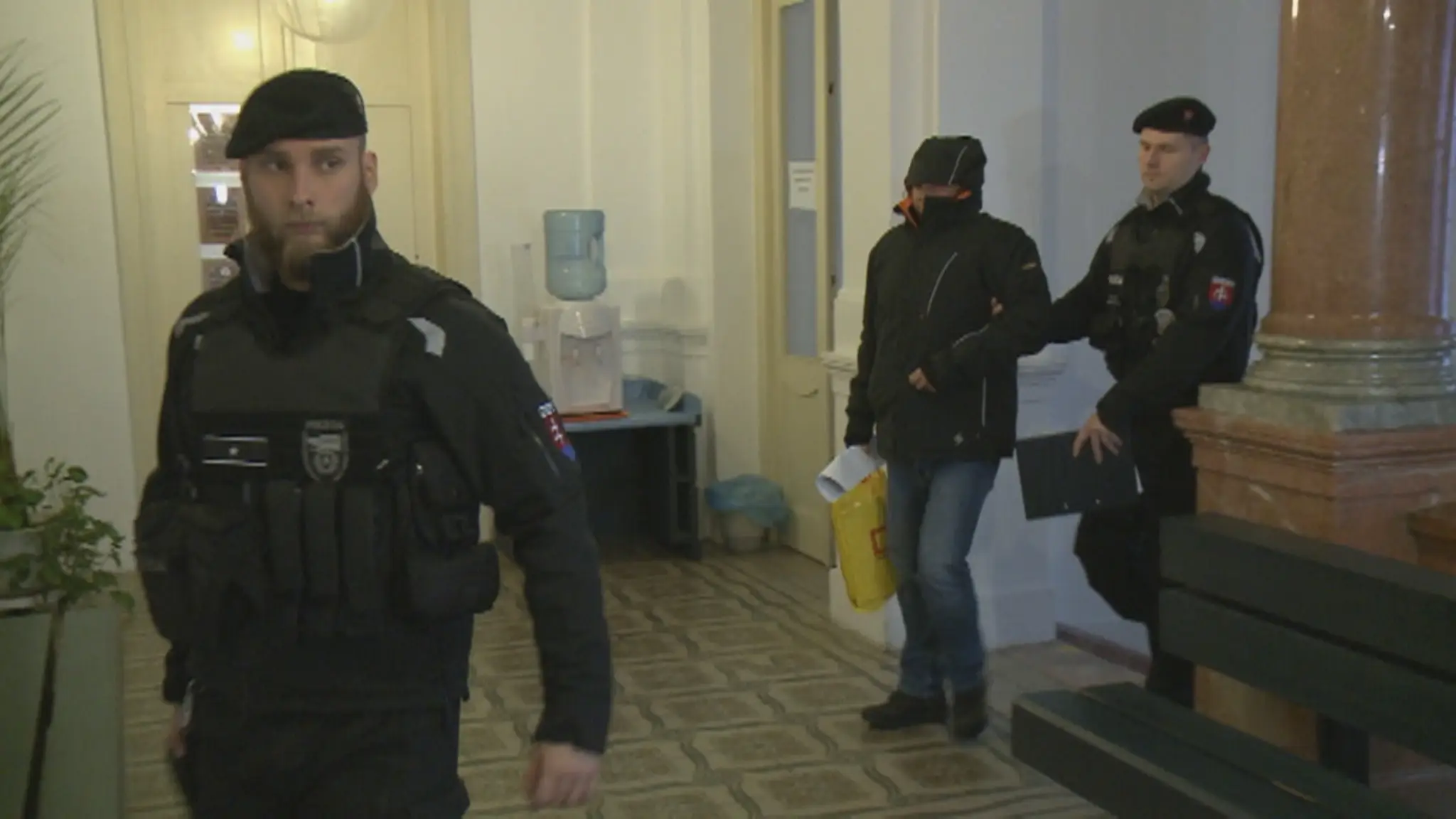 Policajt pred súdom.