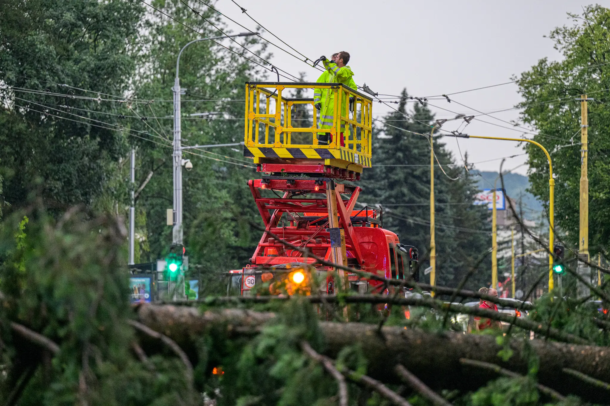 Plné ruky práce majú aj elektrikári.
