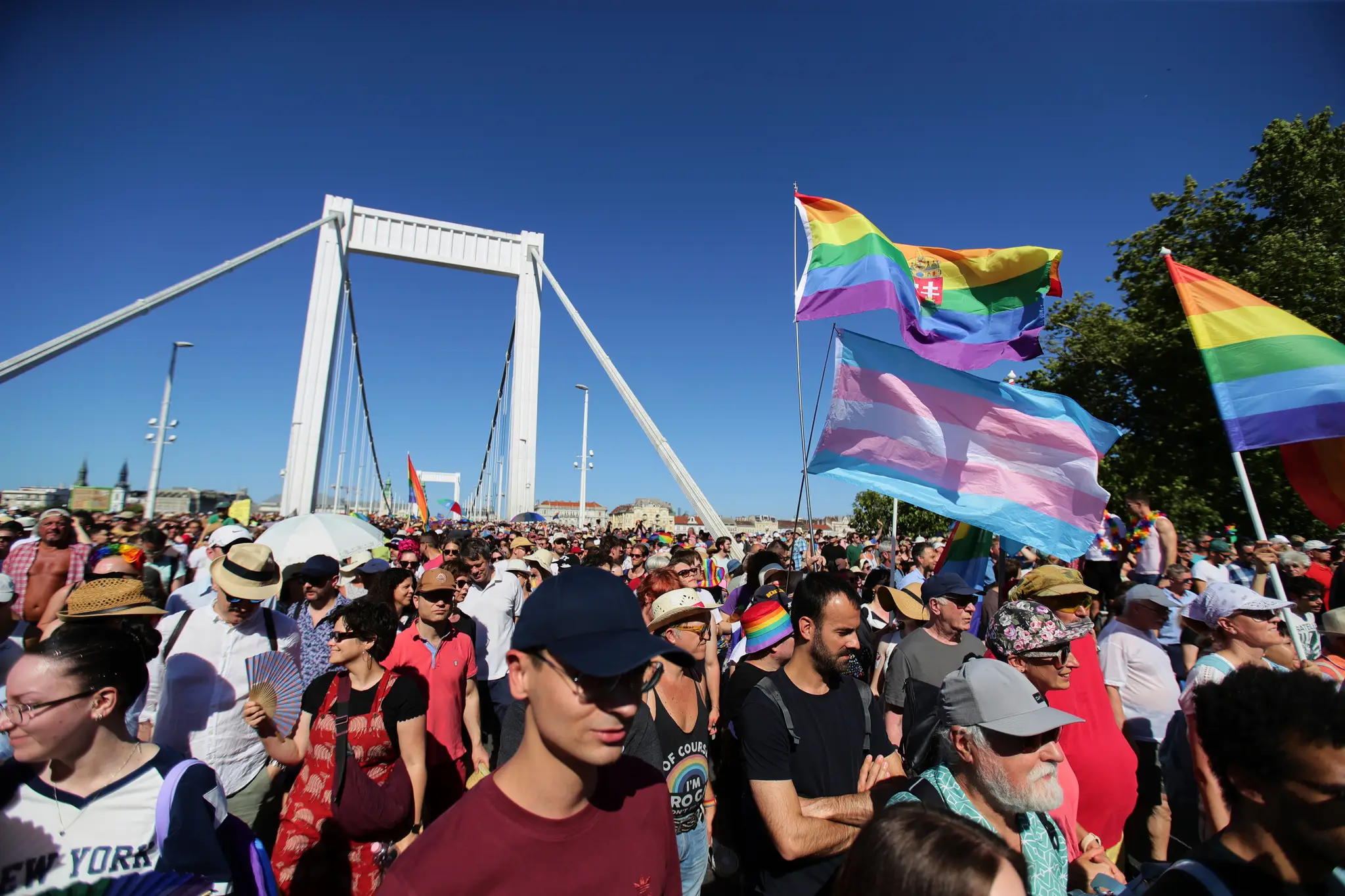 Na archívnej snímke z 28. júna 2025 ľudia počas pochodu Pride v Budapešti.