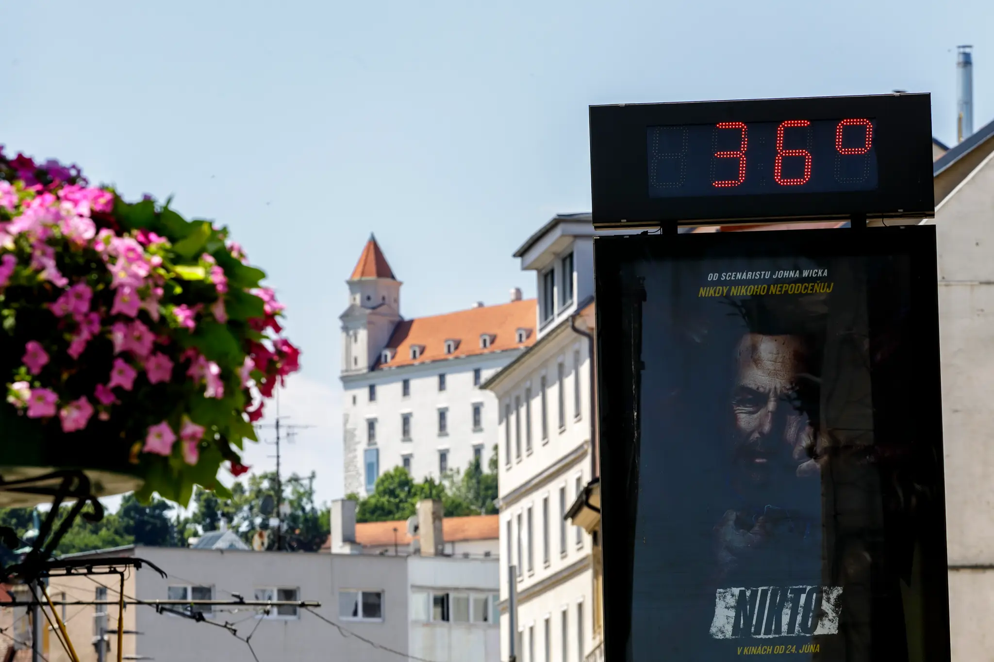 Na snímke digitálny zobrazovač ukazuje vysokú teplotu na Obchodnej ulici v Bratislave.