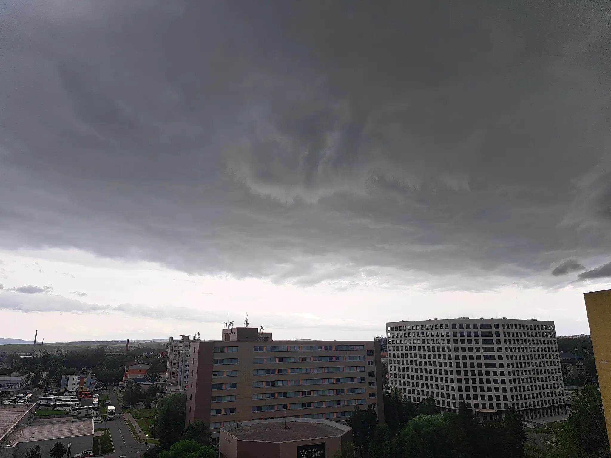 Na snímke búrka postupujúca zo západu cez Poprad.