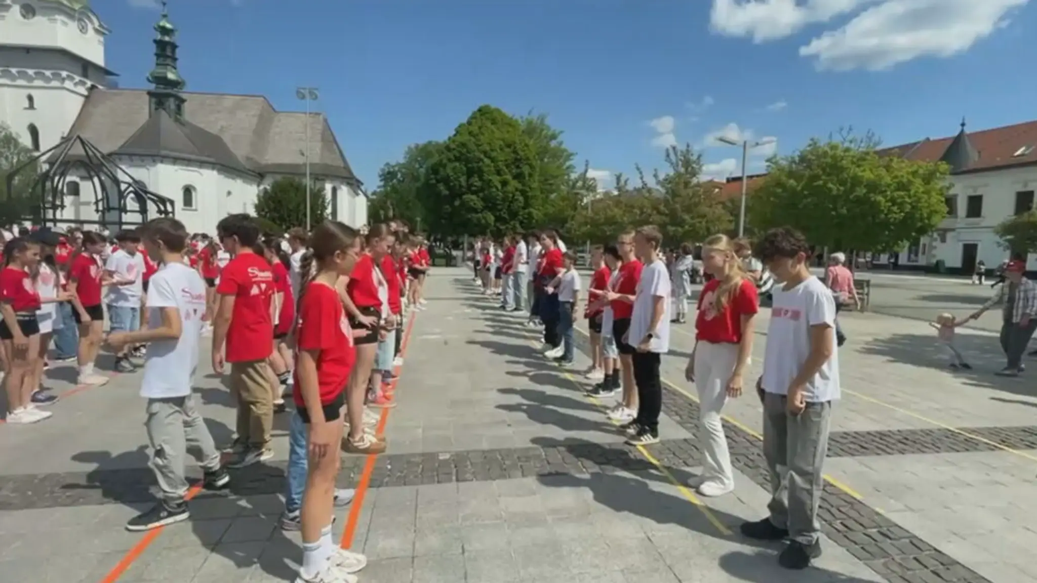Spotrebiteľ má pri vrátení nebezpečného výrobku obchodníkovi, u ktorého bol predmetný výrobok zakúpený, právo na vrátenie kúpnej ceny, alebo na výmenu výrobku za bezpečný výrobok rovnakého typu a  (3)