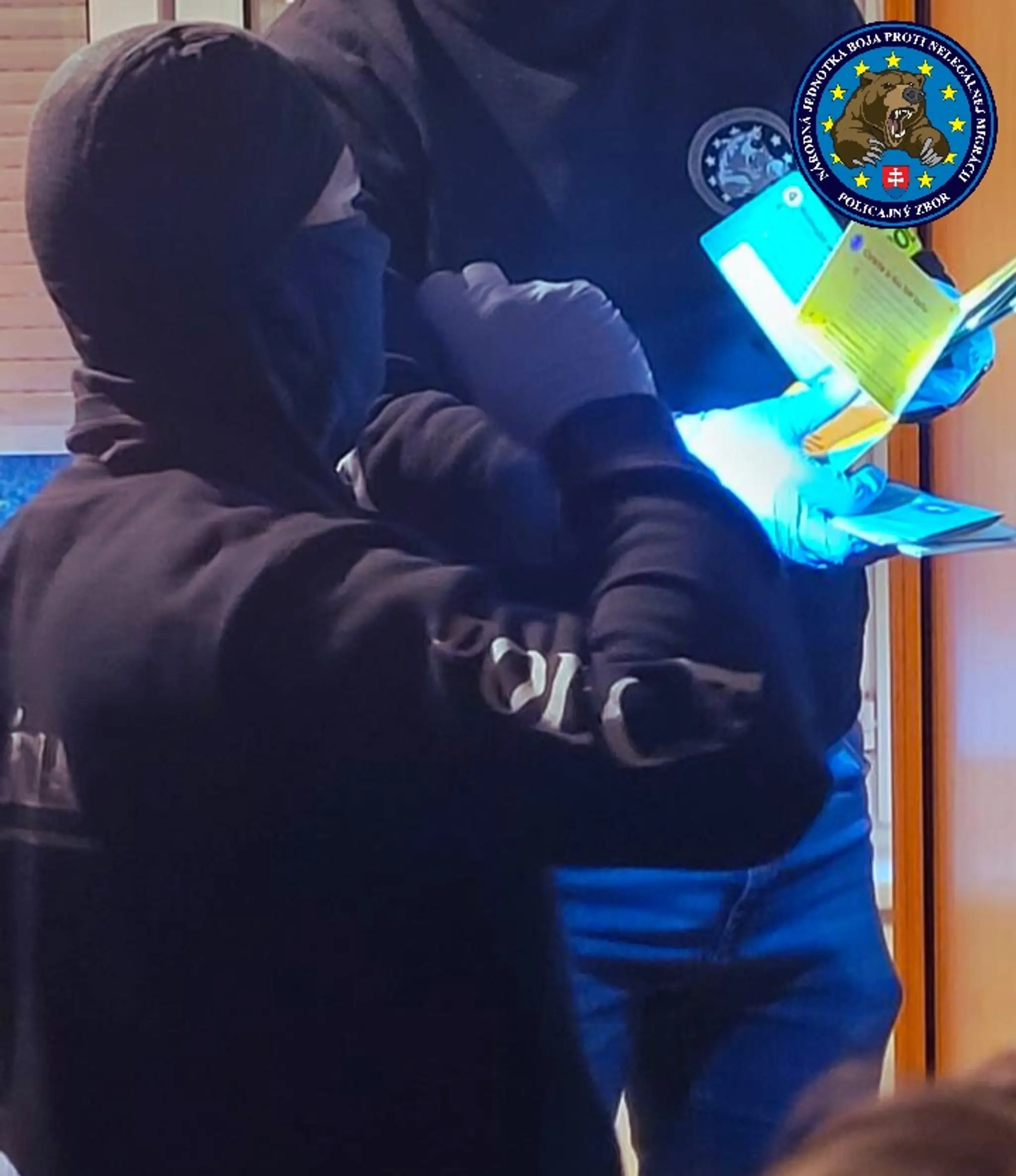 Polícia rozbila sieť nelegálneho zamestnávania Srbov na Slovensku