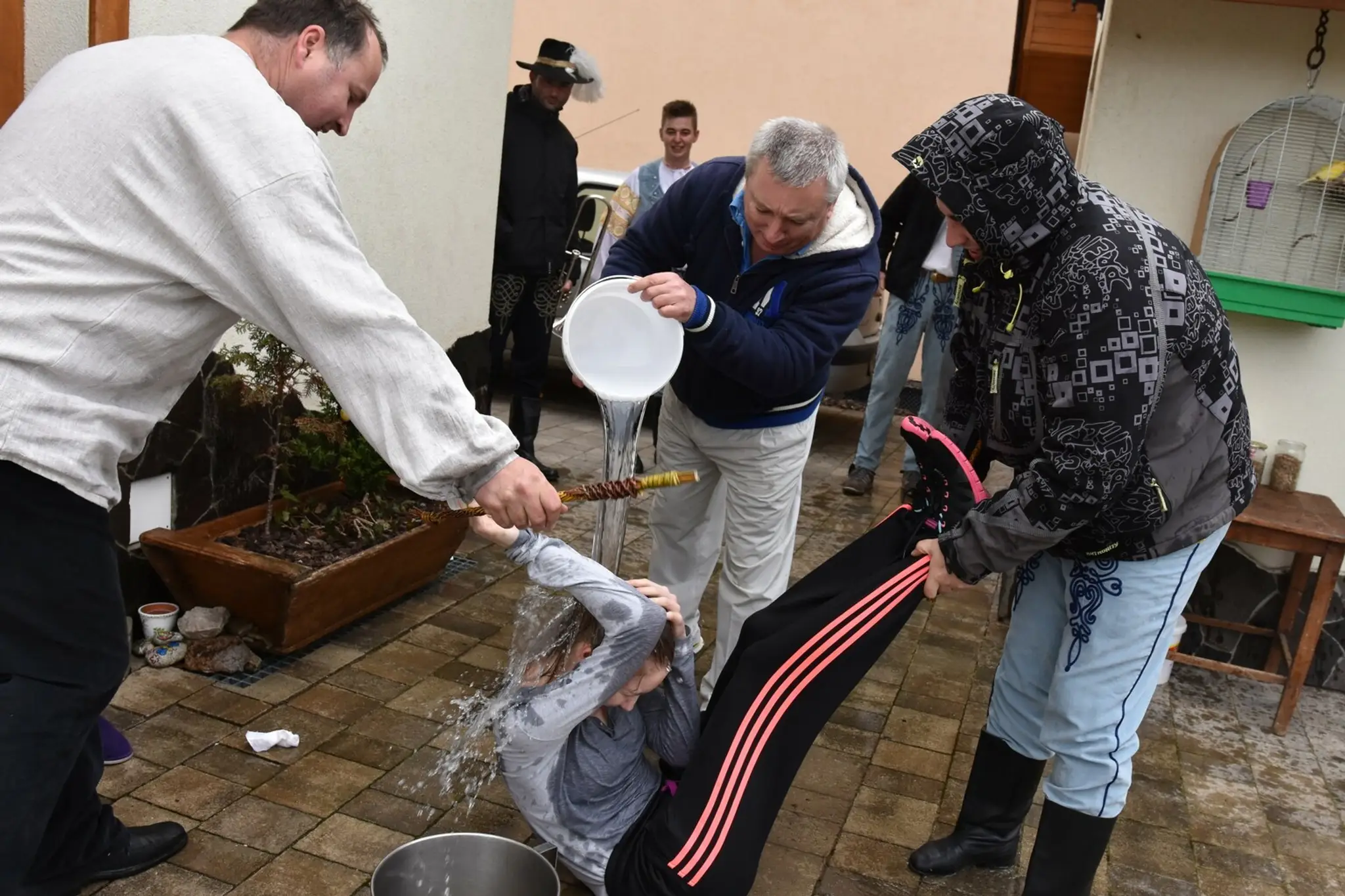 Členovia folklórneho súboru Lusk a dychovej hudby Borovienka, ktorí ako poslední dodržiavajú v obci Krakovany tradície.