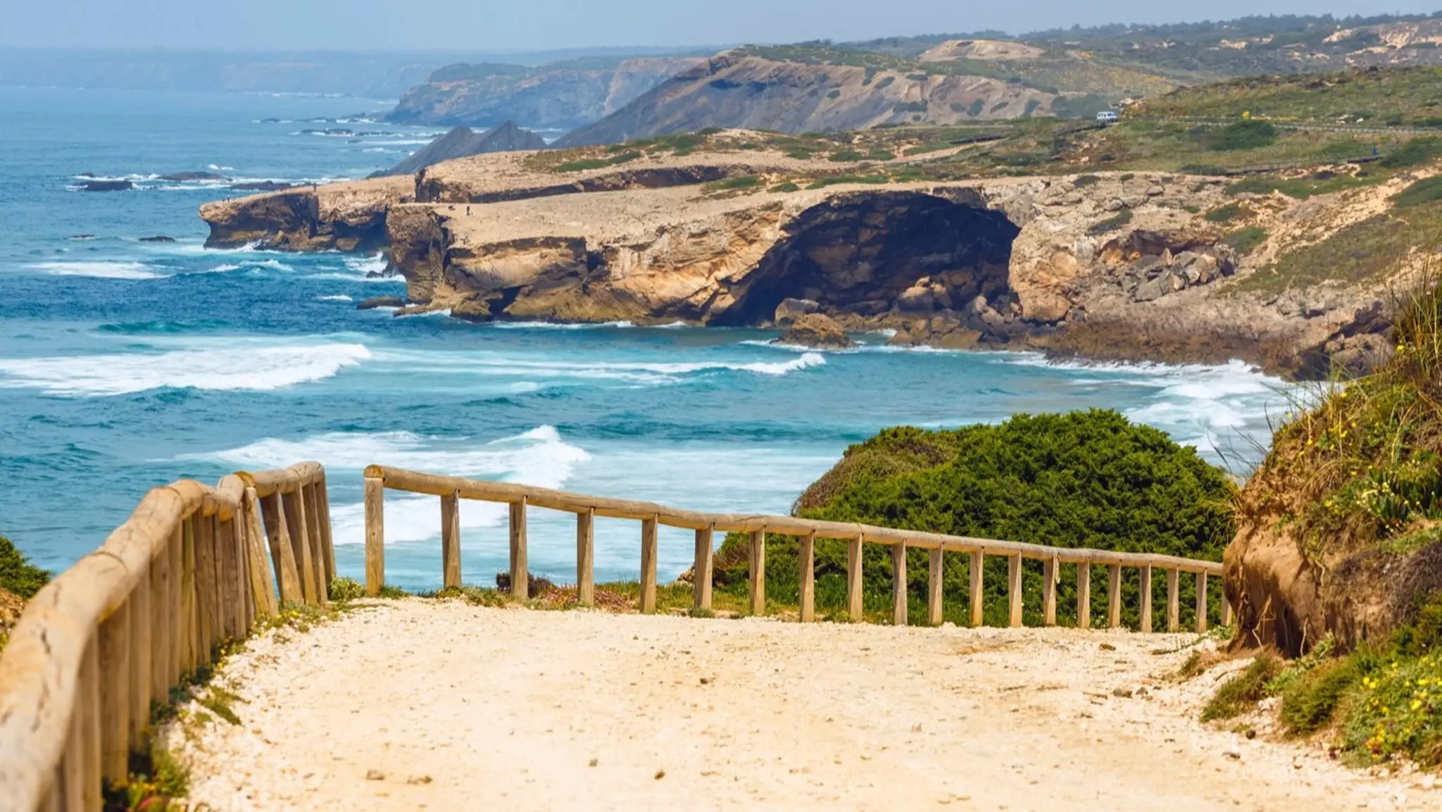 Praia de Monte Clérigo v portugalskom Algarve