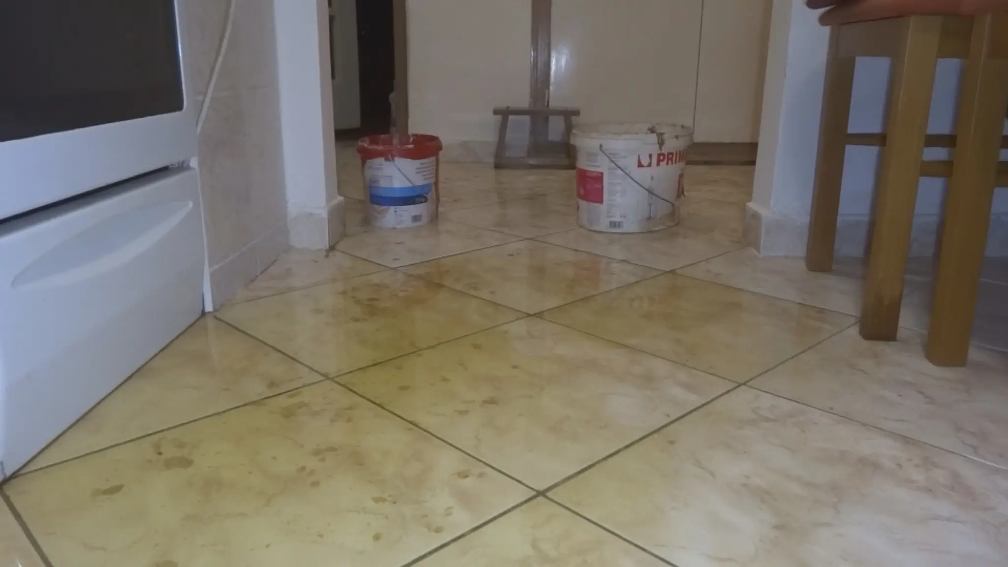 Prišli domov a svoj byt našli zaplavený splaškami.