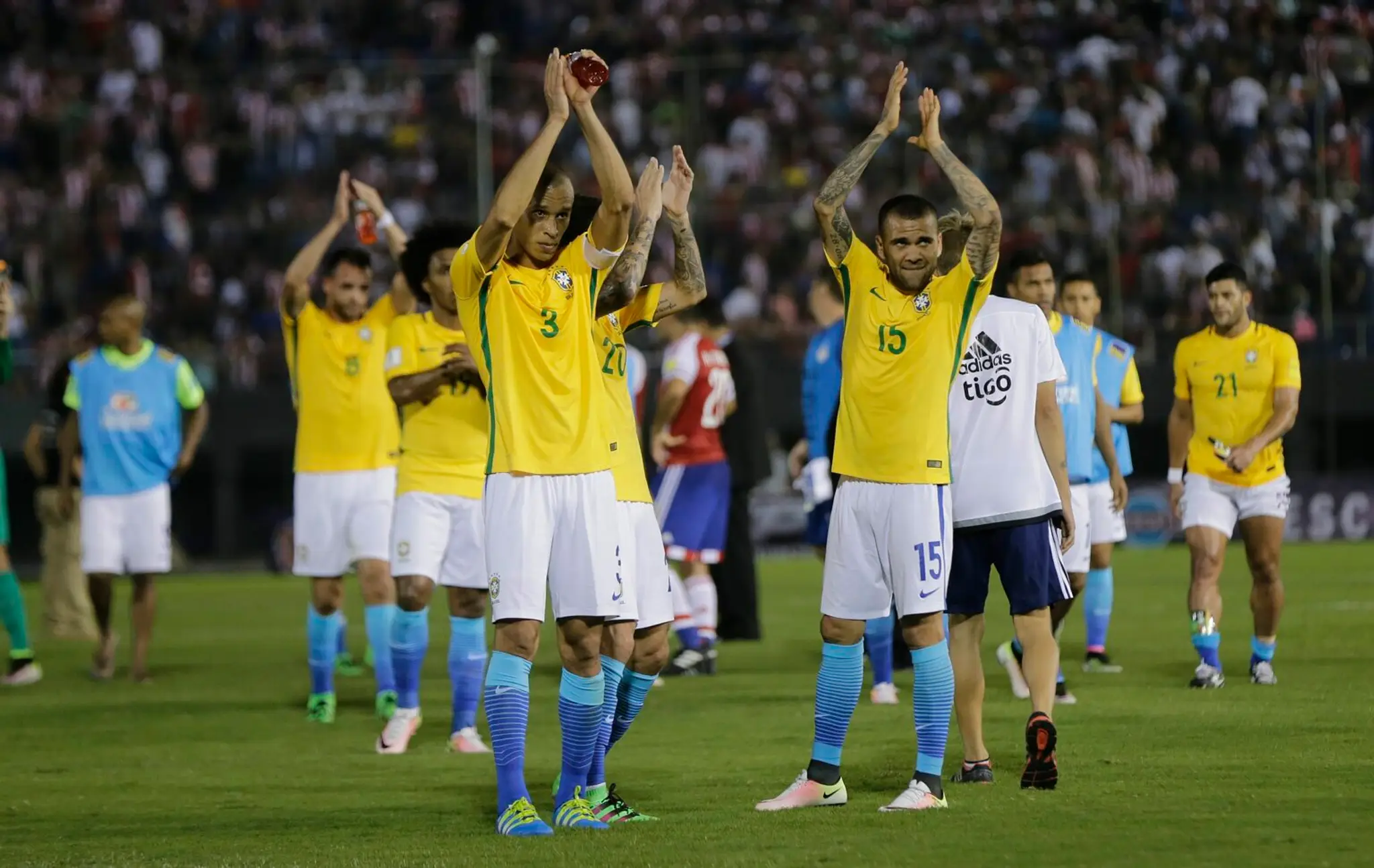 Dani Alves (vpravo) na archívnej snímke.