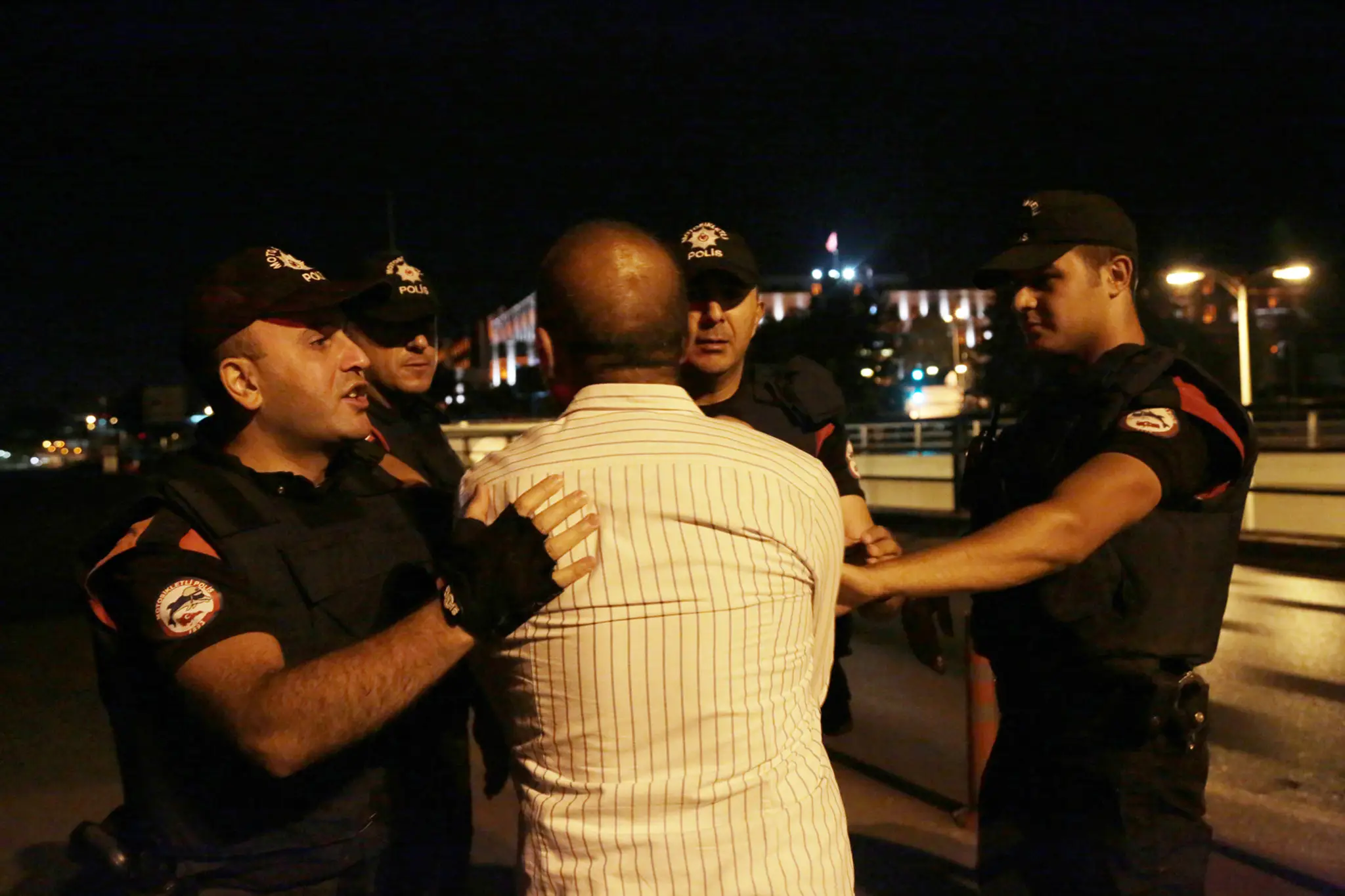 Polícia chráni vojenskú základňu v Ankare počas pokusu o prevrat.