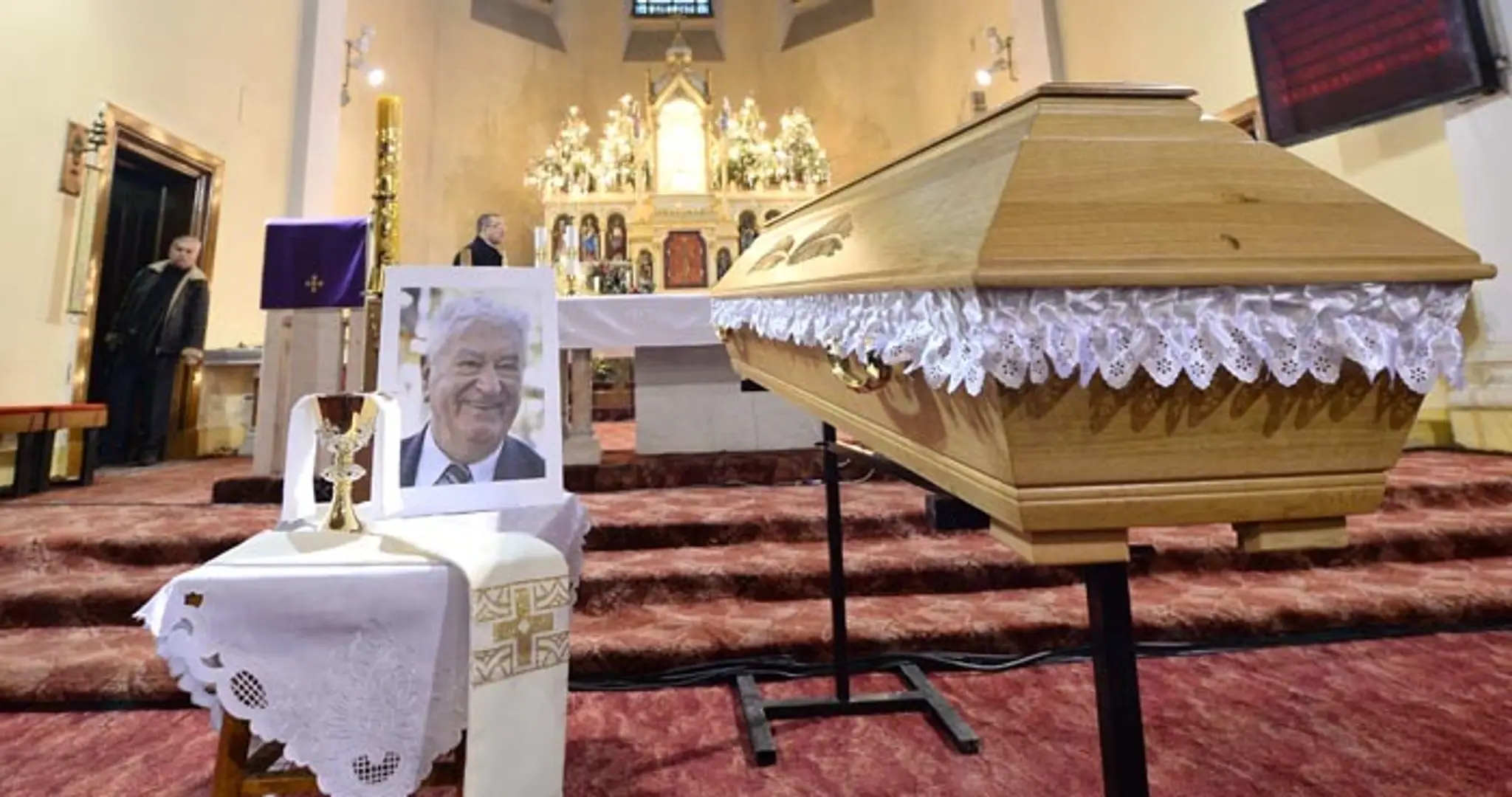 Na snímke telesné pozostatky zosnulého Antona Srholca sú vystavené počas poslednej rozlúčky v Kostole Nanebovzatia Panny Márie.