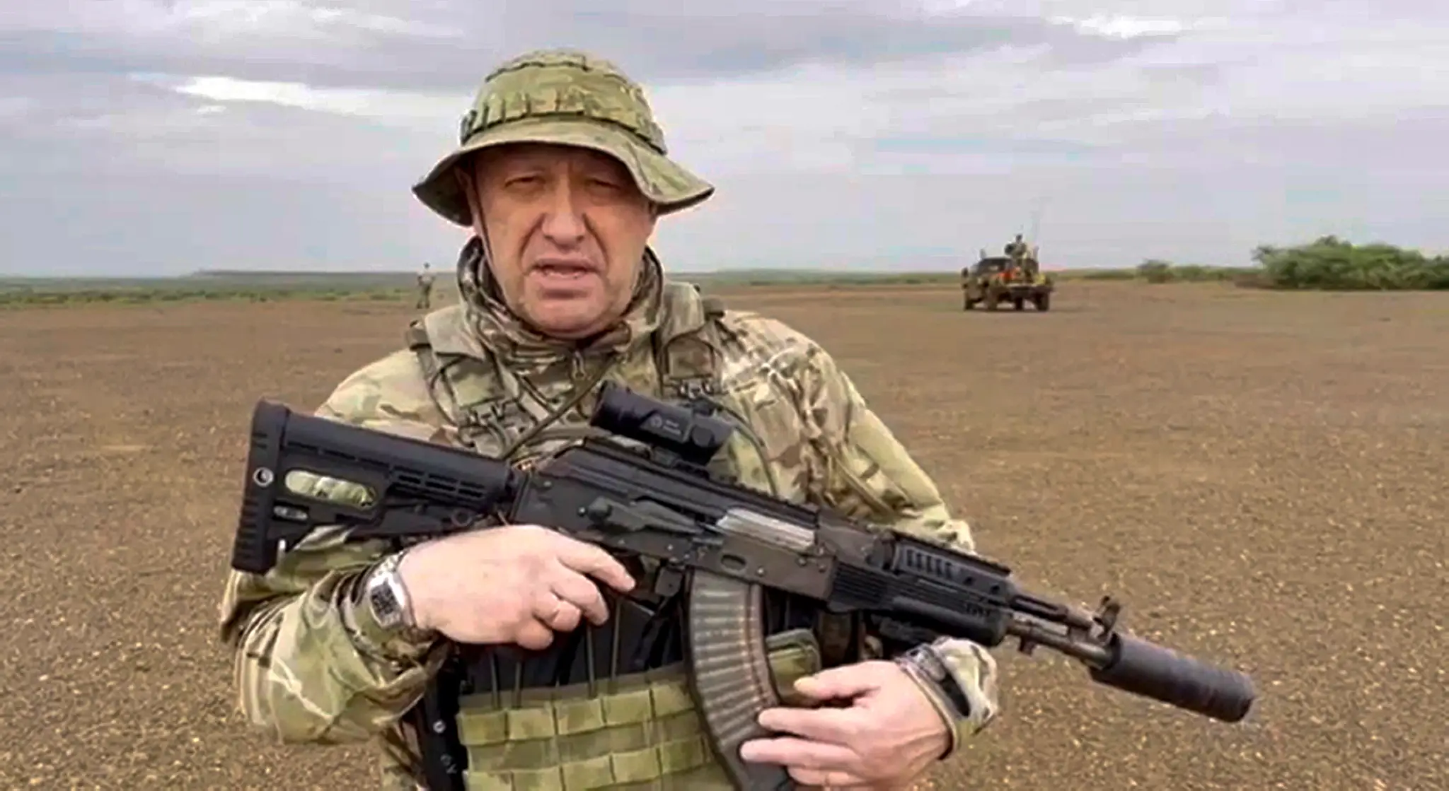 Na videosnímke vodca ruskej žoldnierskej Vagnerovej skupiny Jevgenij Prigožin s puškou v ruke.