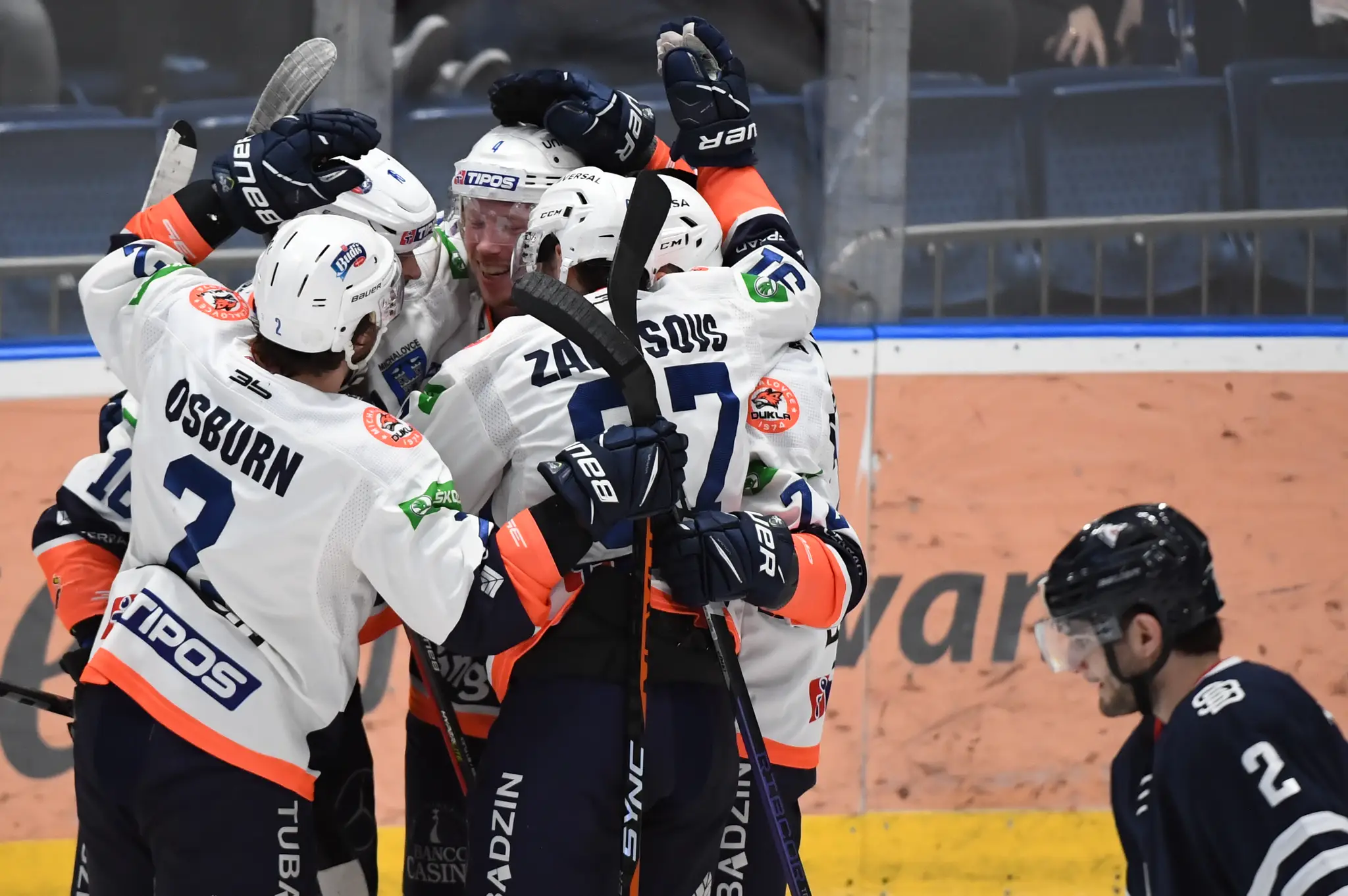 Hokejisti Michaloviec sa tešia po strelení gólu v prvom zápase štvrťfinále play off