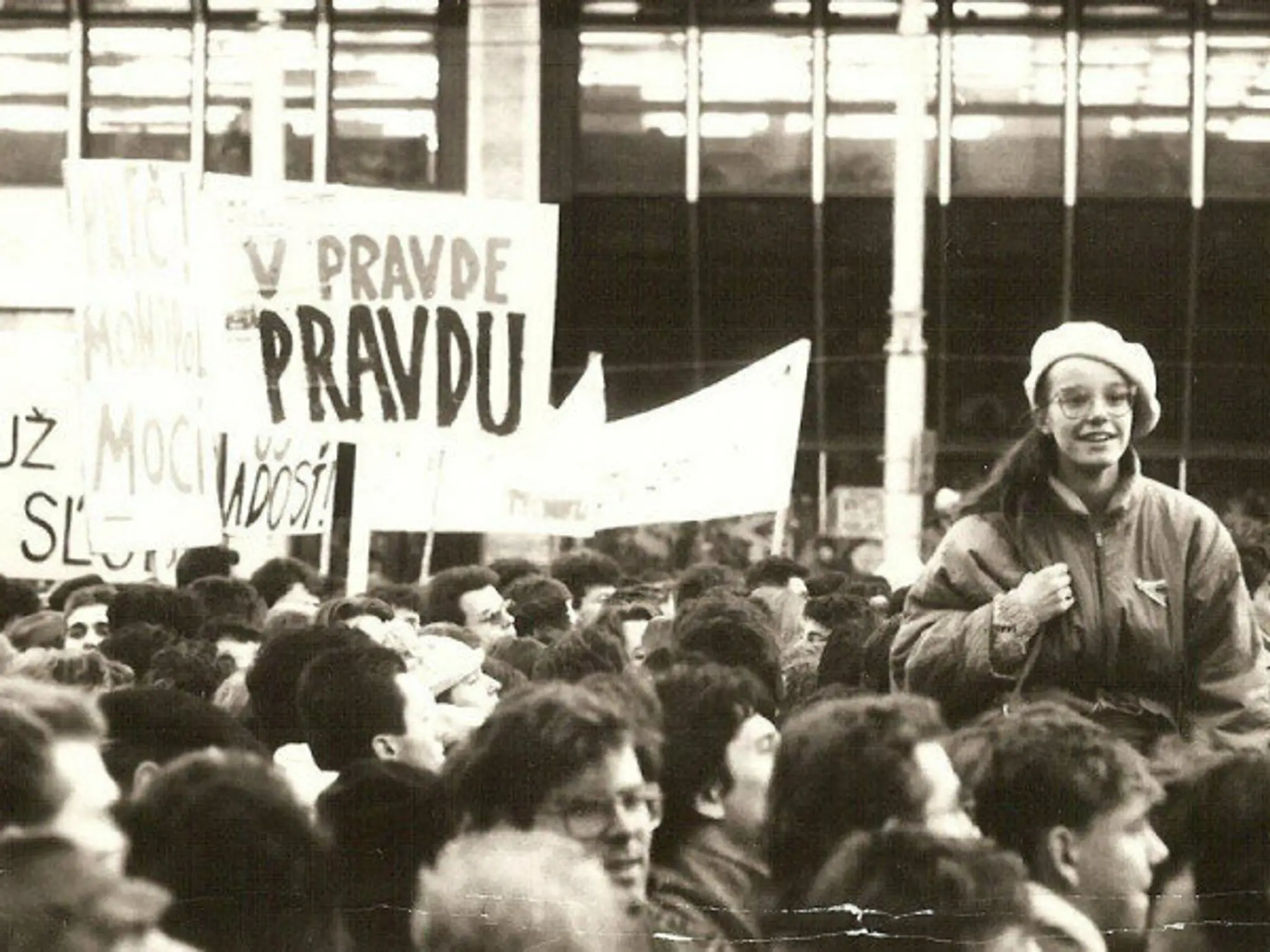 Demonštrácia na Námestí SNP v Bratislave, kde ma zachytil fotograf.