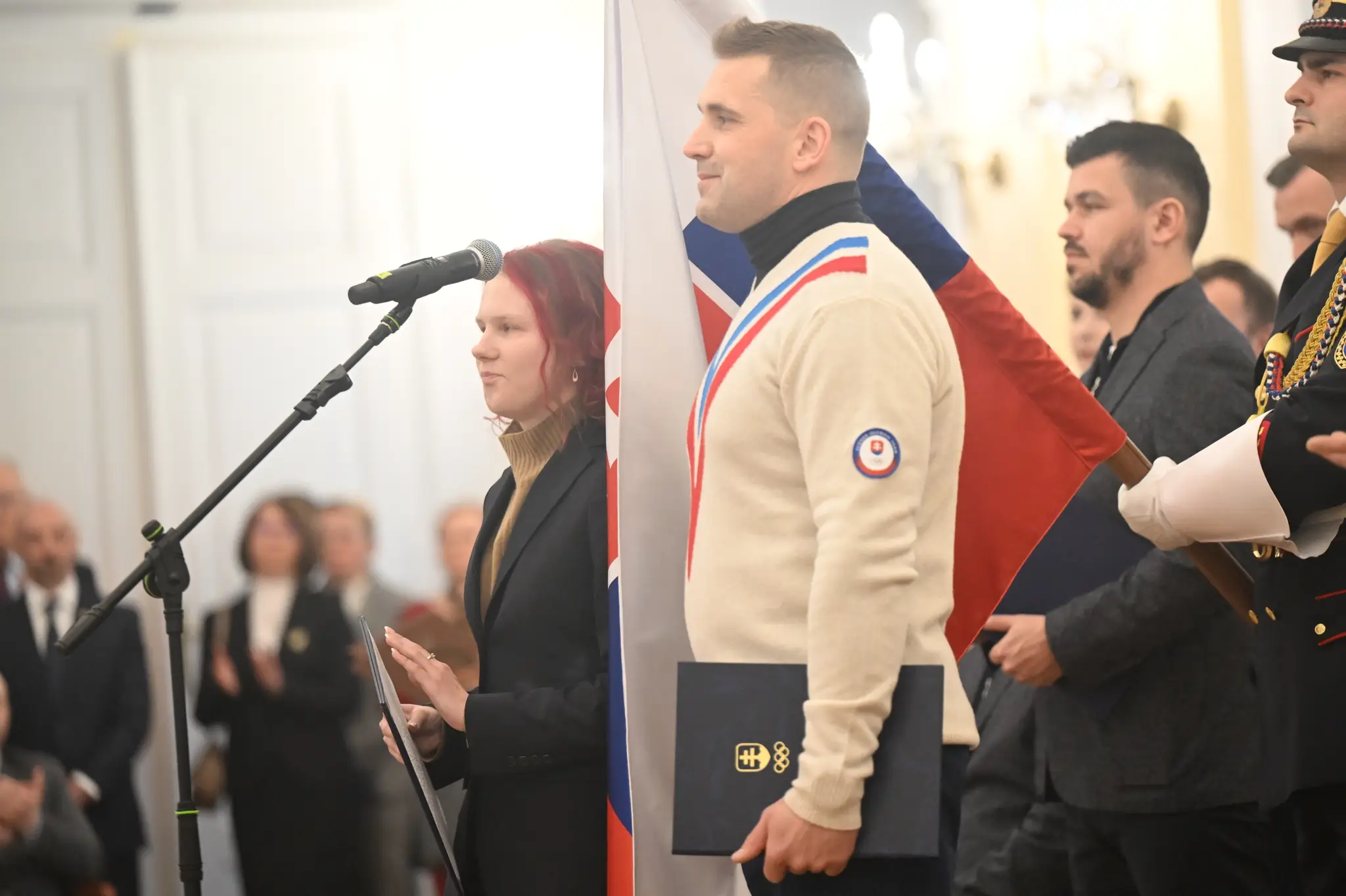 Na snímke zľava Viktória Balážová a Juraj Ninis, ktorí zložili sľub.