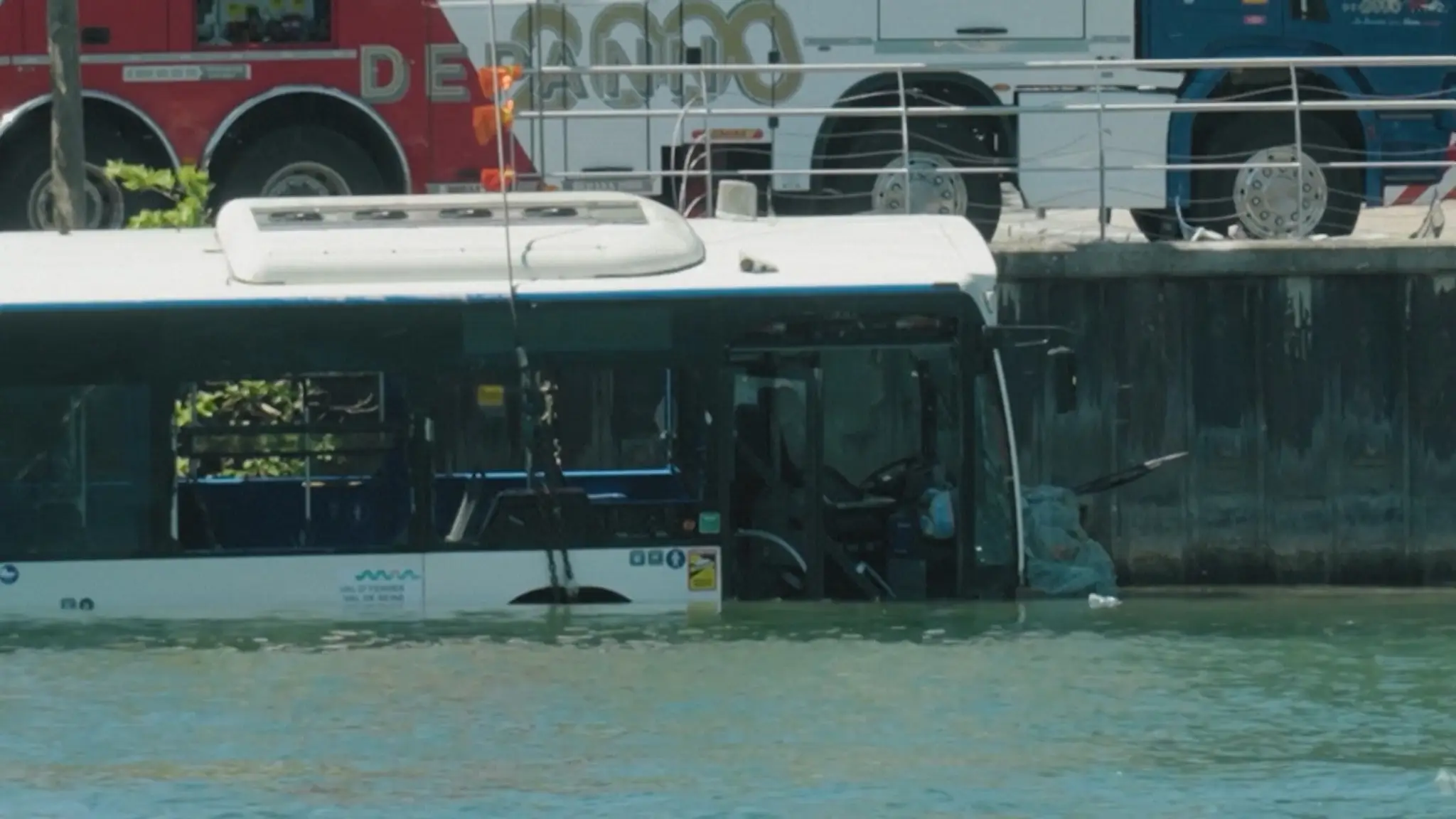 Autobus po nehode skončil v rieke.