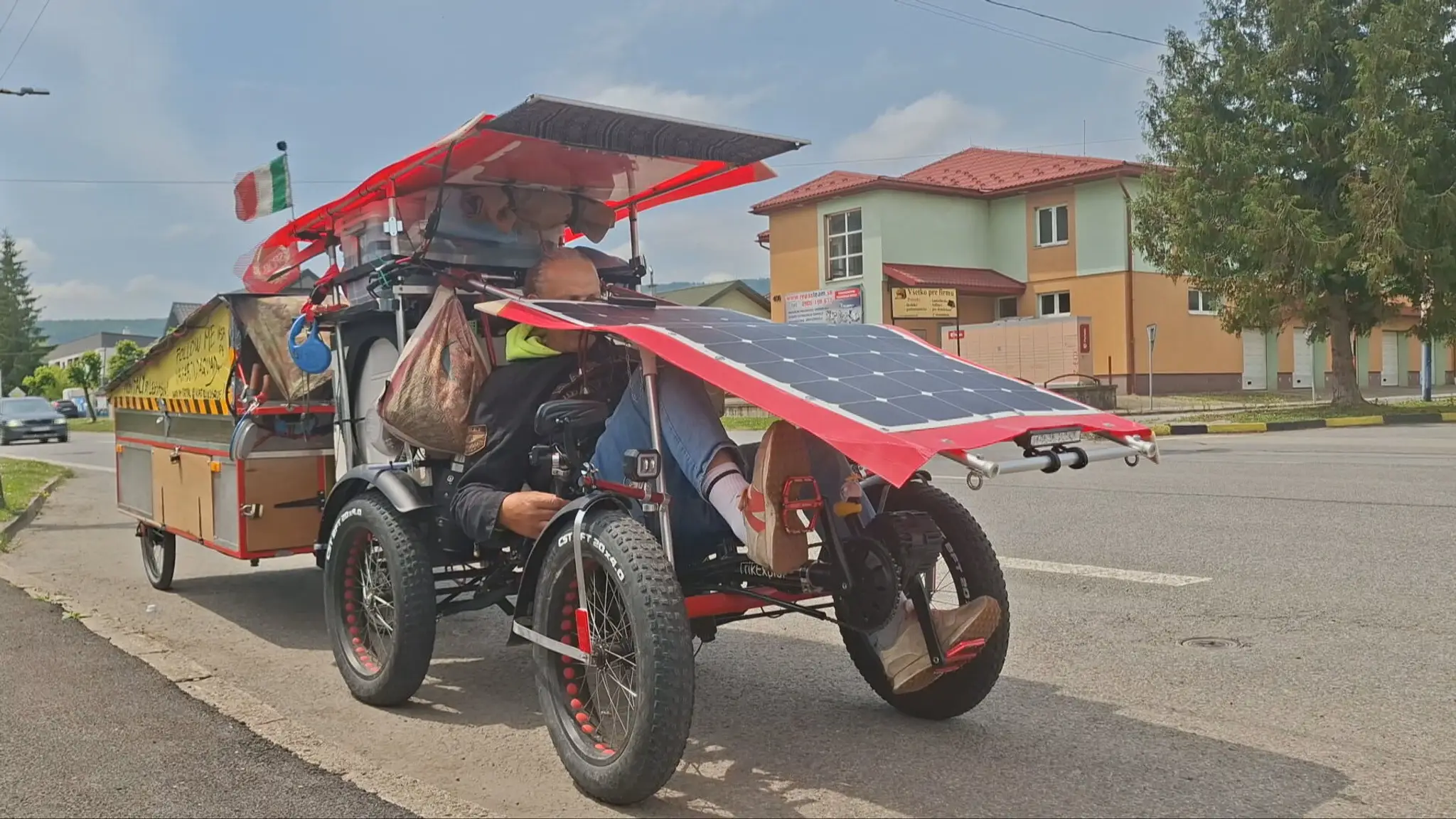 Paulo sa vydal z Talianska do Singapuru na špeciálnom bicykli