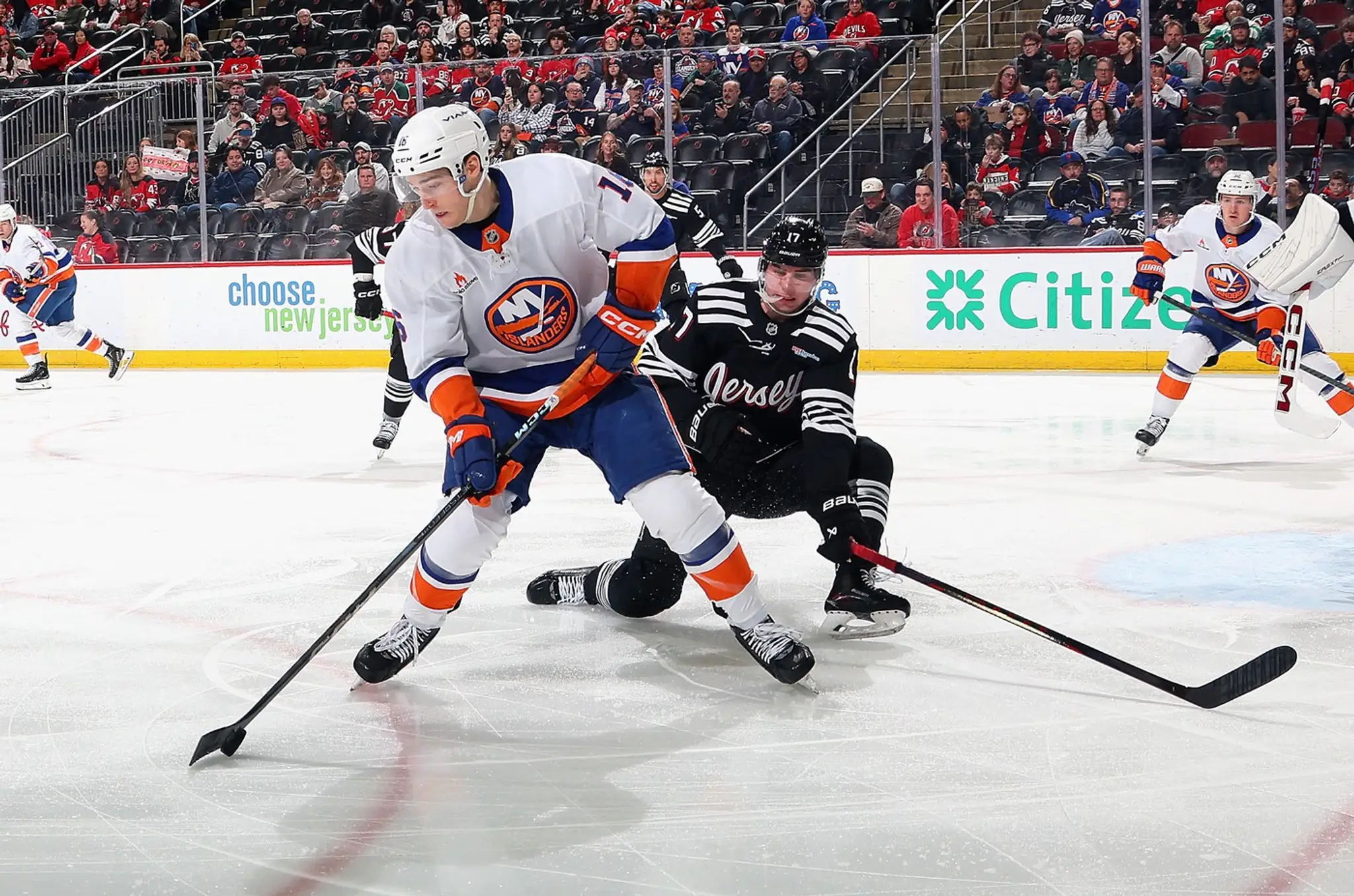 Šimon Nemec (v čiernom) sa usiluje ubrániť Marca Gatcomba z New Yorku Islanders.