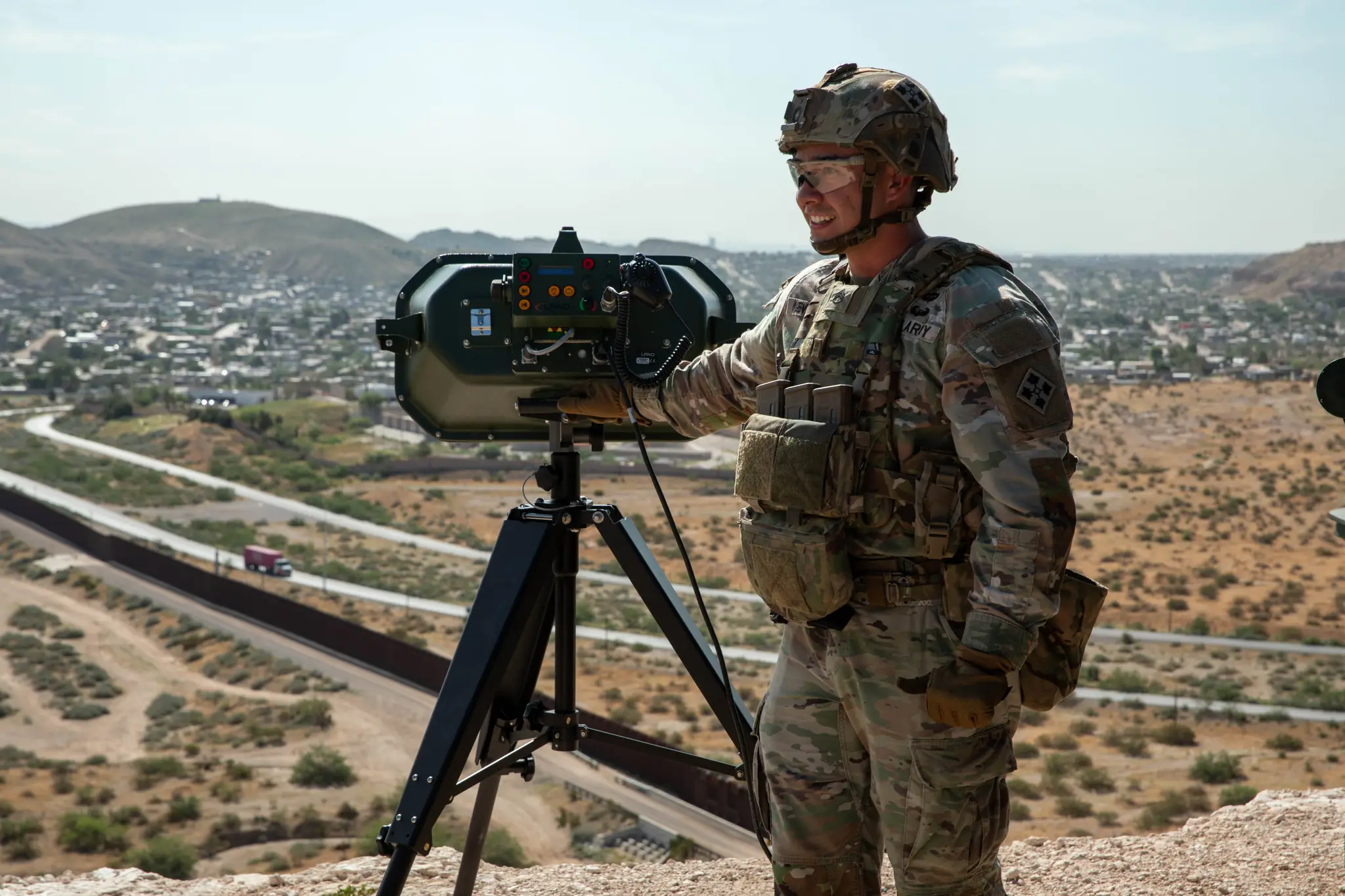 Vojak americkej armády so zariadením LRAD na južnej hranici USA