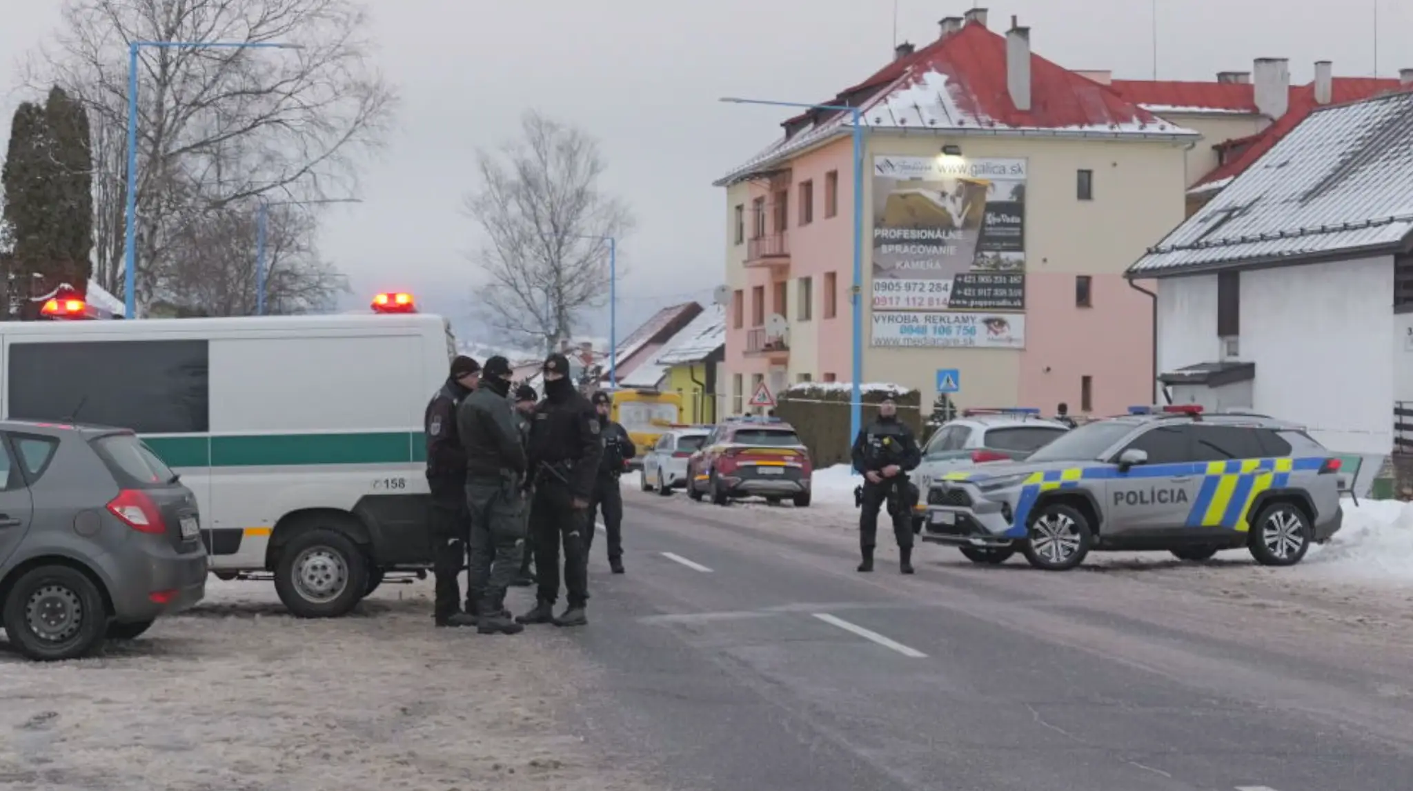 Po celom meste sú policajné zložky