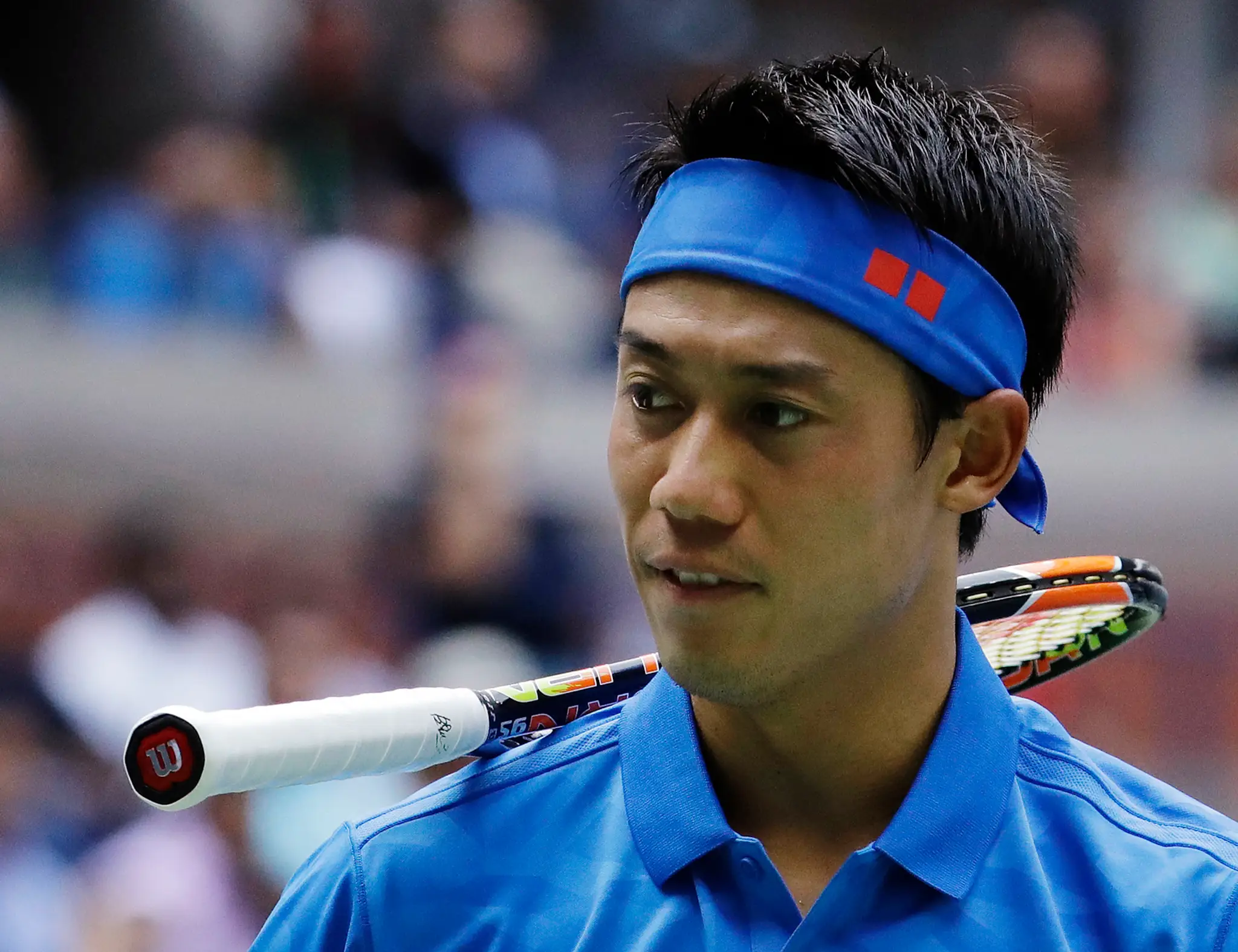 Japonský tenista Kei Nišikori si položil raketu na rameno počas štvrťfinále proti Britovi Andymu Murraymu na US Open.