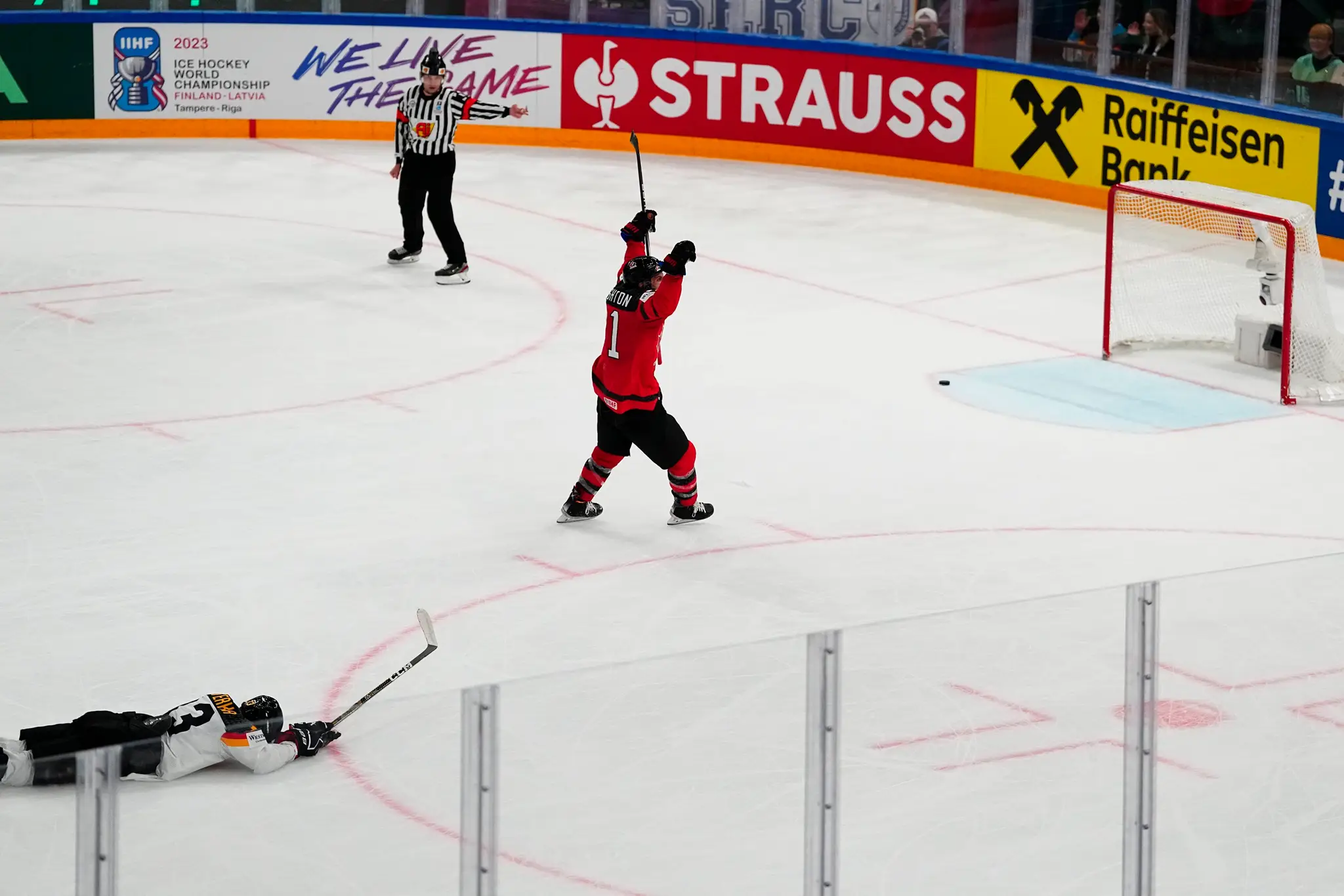 Kanaďan Scott Laughton jasá po góle do prázdnej nemeckej bránky vo finále MS 2023.