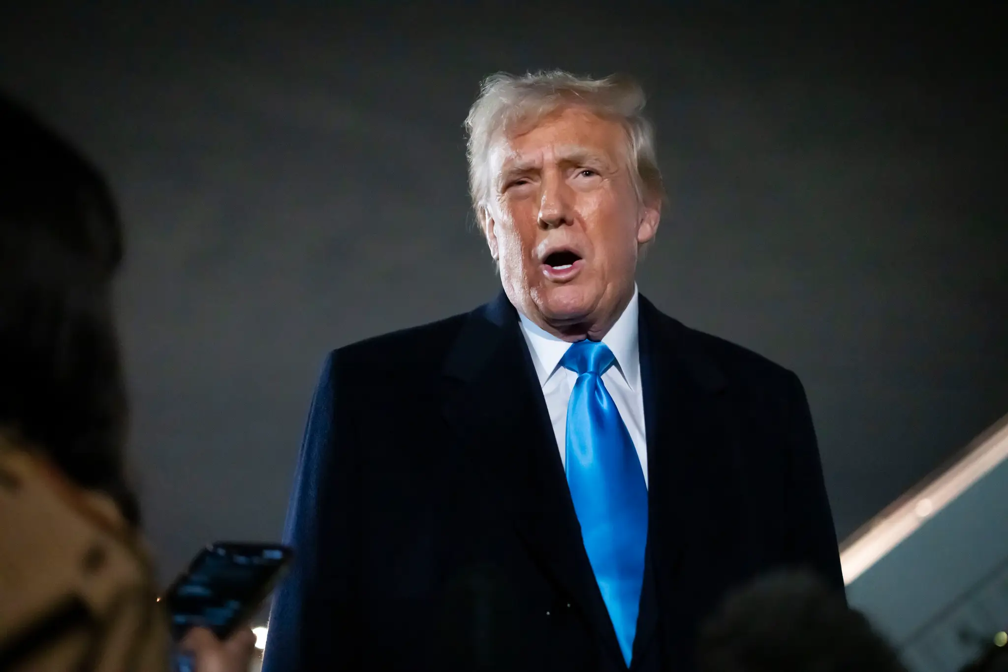 Na snímke americký prezident Donald Trump hovorí po prílete na leteckej základni Andrews v americkom štáte Maryland.