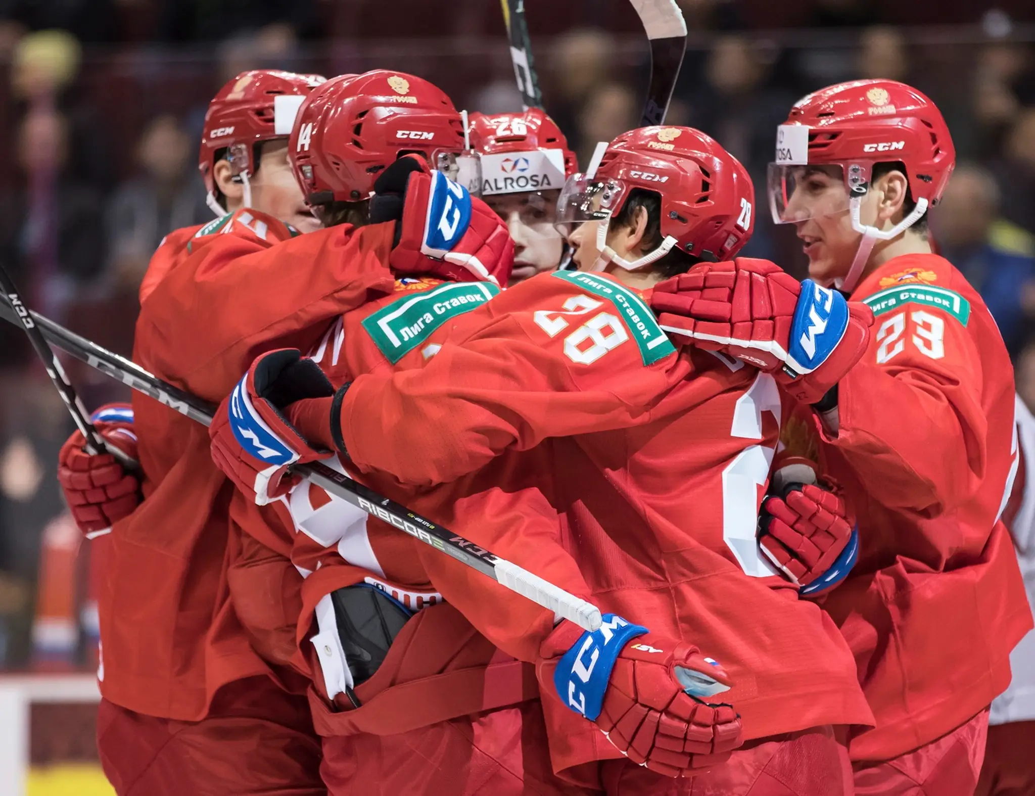 Rus Alexander Alexejev oslavuje triumf nad Dánskom na MS do 20 rokov.