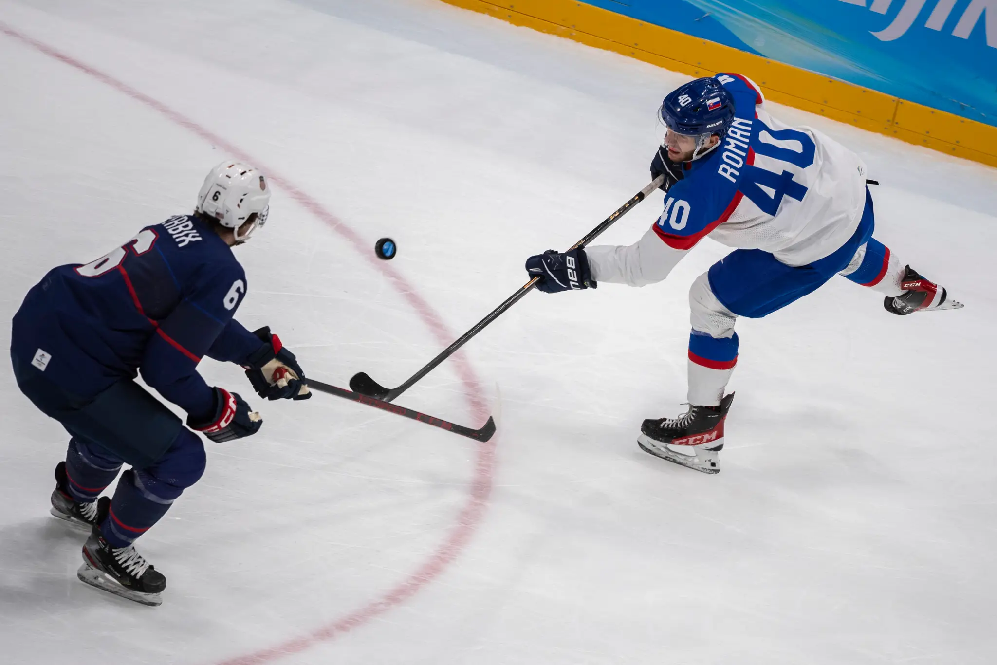 Zľava Američan Nick Perbix a Miloš Roman vo štvrťfinále ZOH 2022.