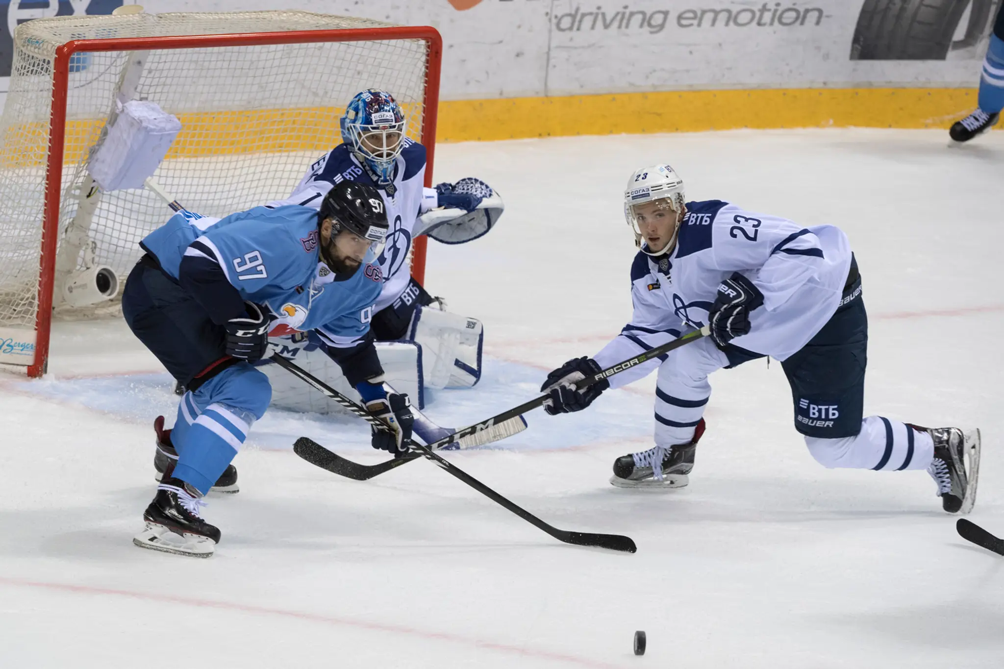 Dávid Buc (Slovan), brankár Alexander Jerjomenko a Jevgenij Mozer (obaja Dinamo).