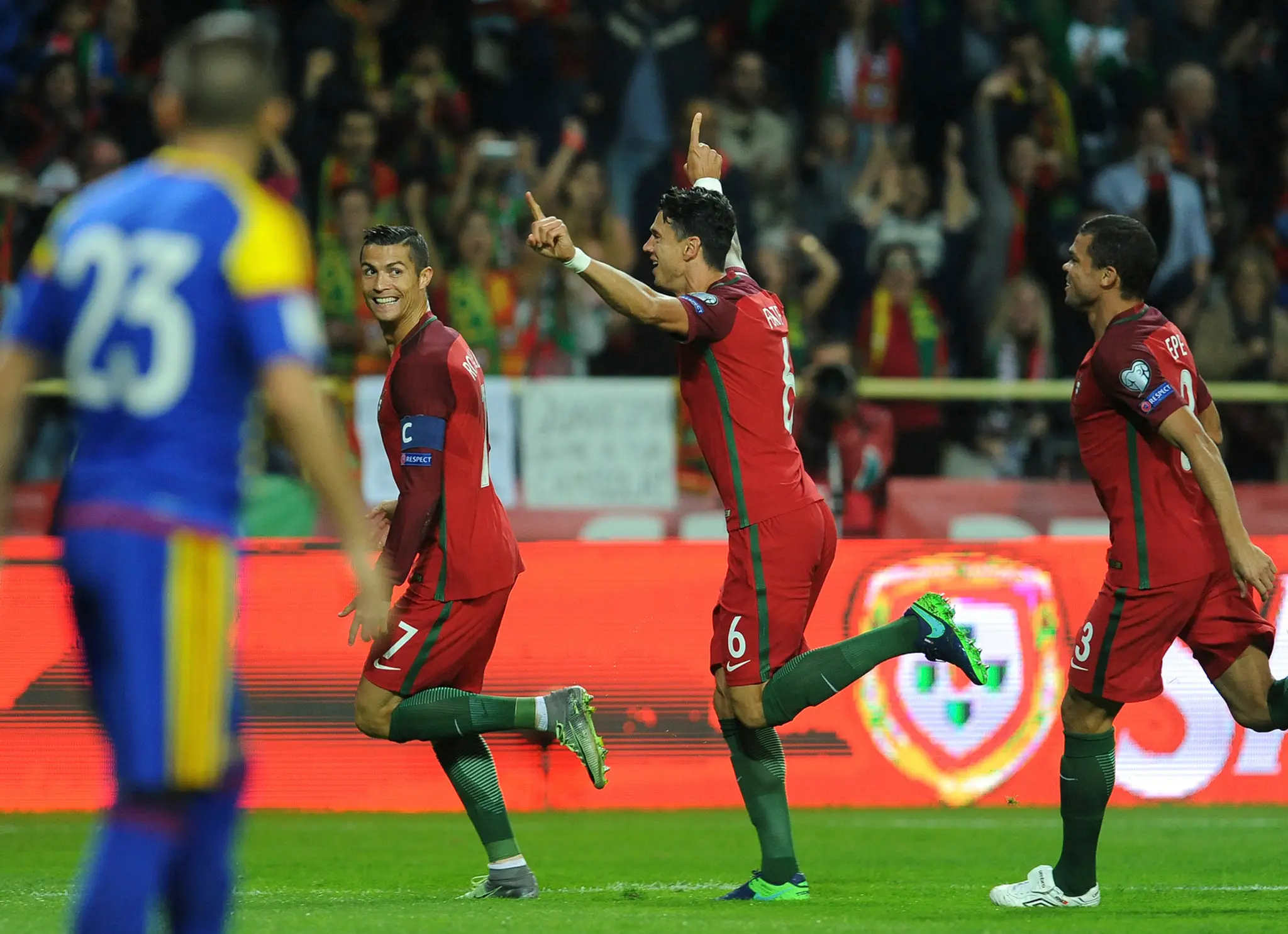 Portugalský hráč Cristiano Ronaldo (druhý zľava) oslavuje gól proti Andorre v kvalifikácii MS 2018.