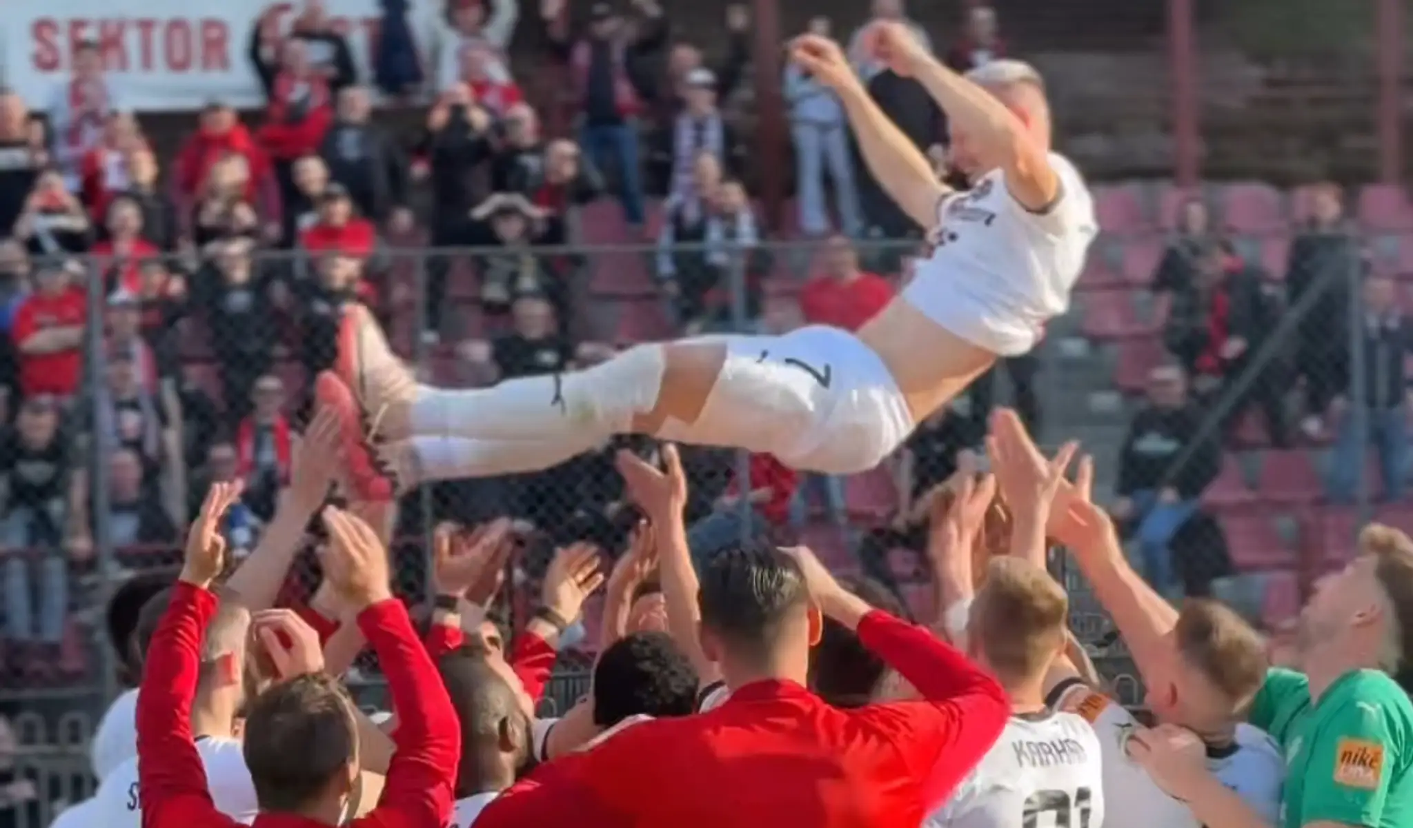 Róbert Pich strelil stý gól, vstúpil do Klubu ligových kanonierov a skončil vo vzduchu.