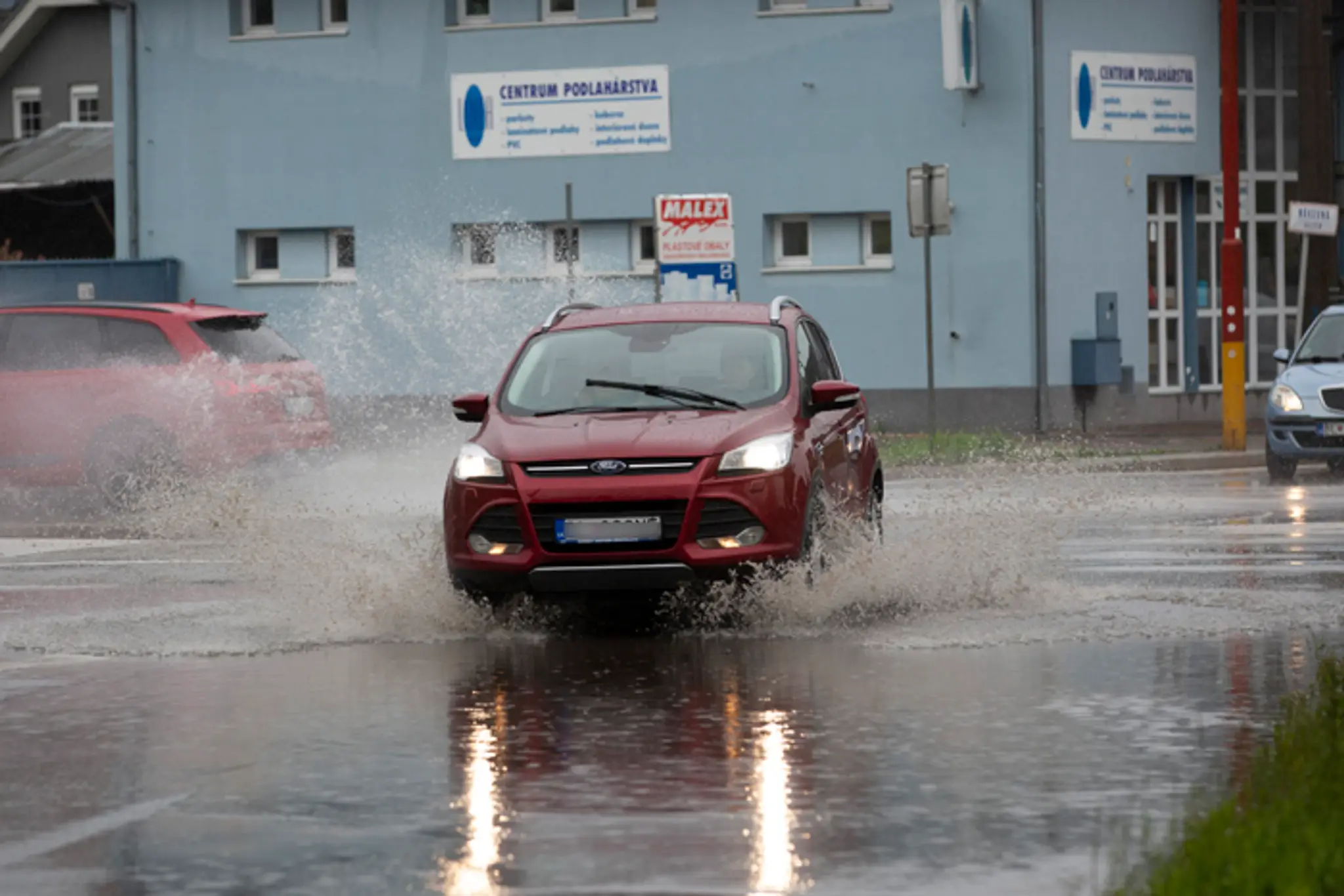 Havarovaná dodávka v obci Bučany.
